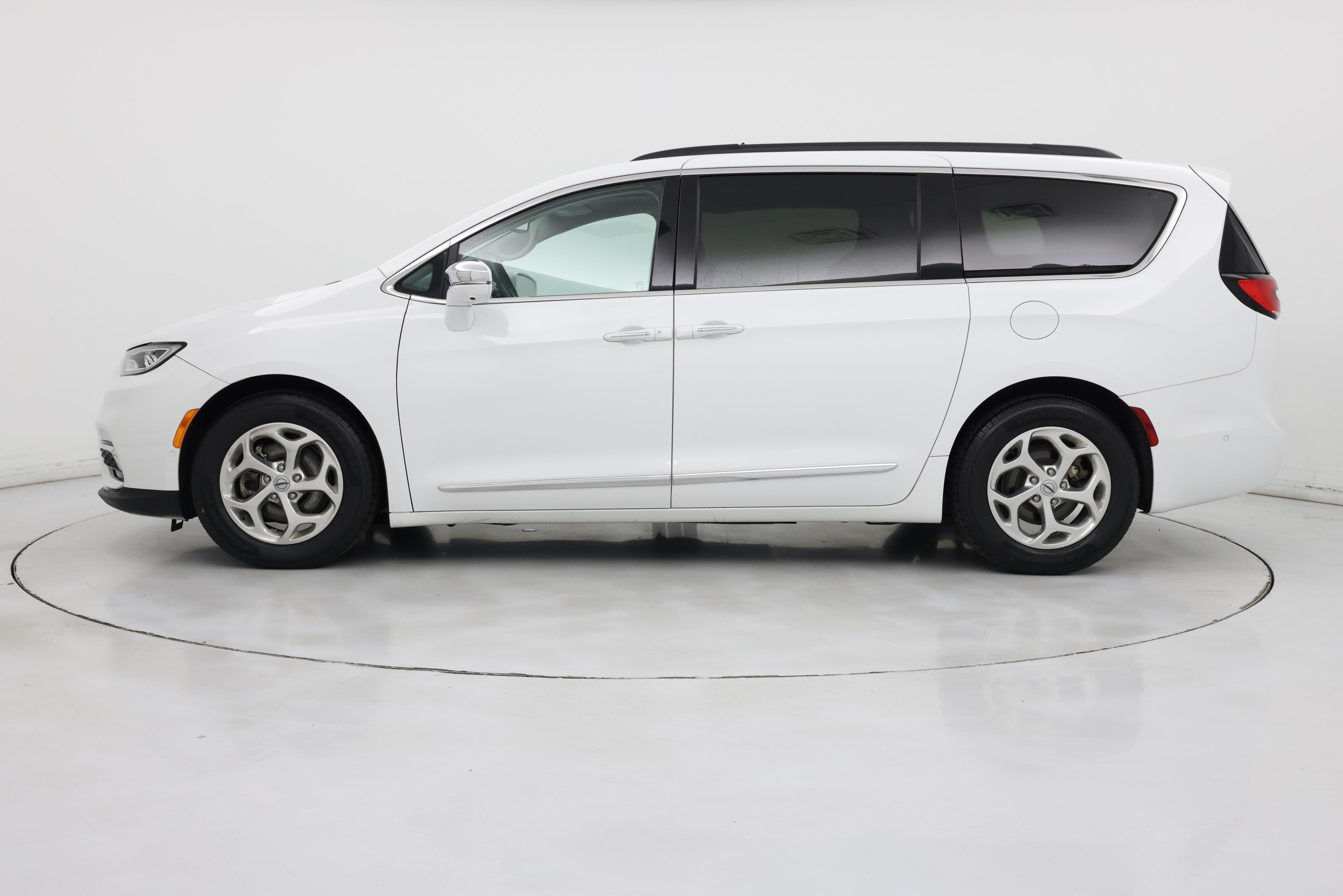 Thumbnail: 2022 Chrysler Pacifica - 3
