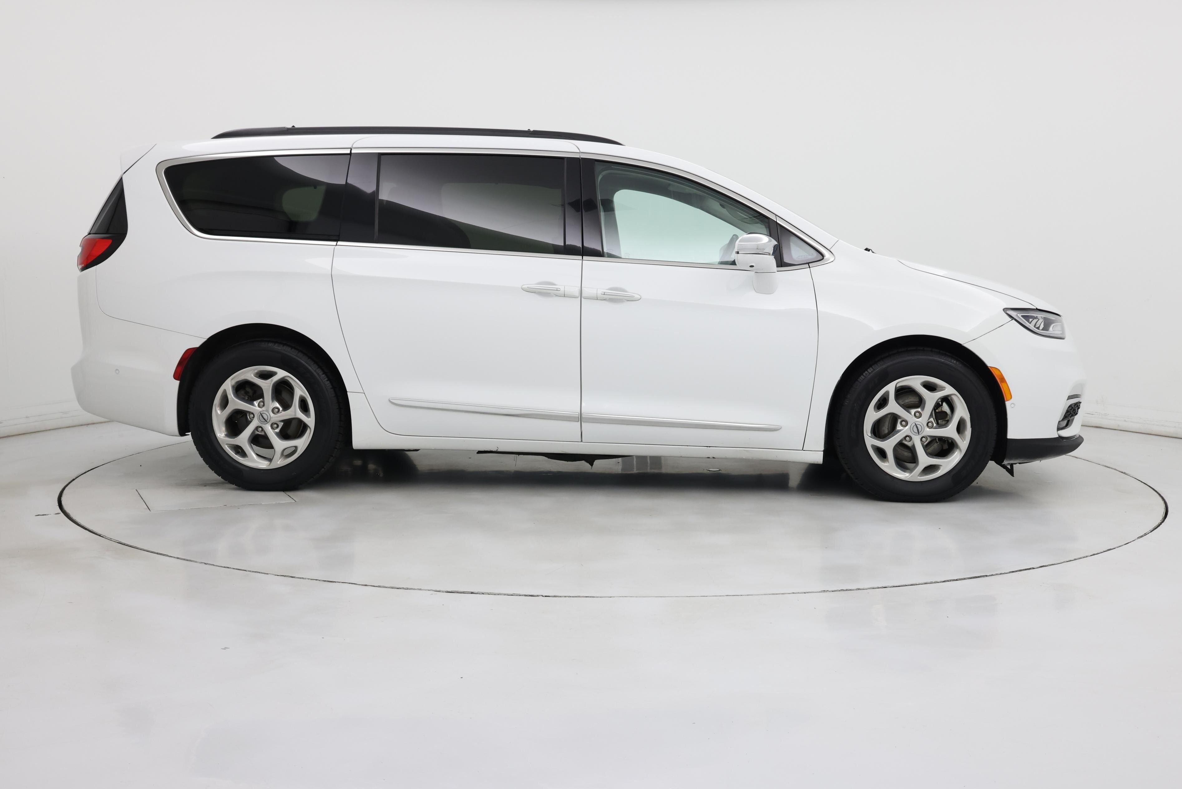 Thumbnail: 2022 Chrysler Pacifica - 7