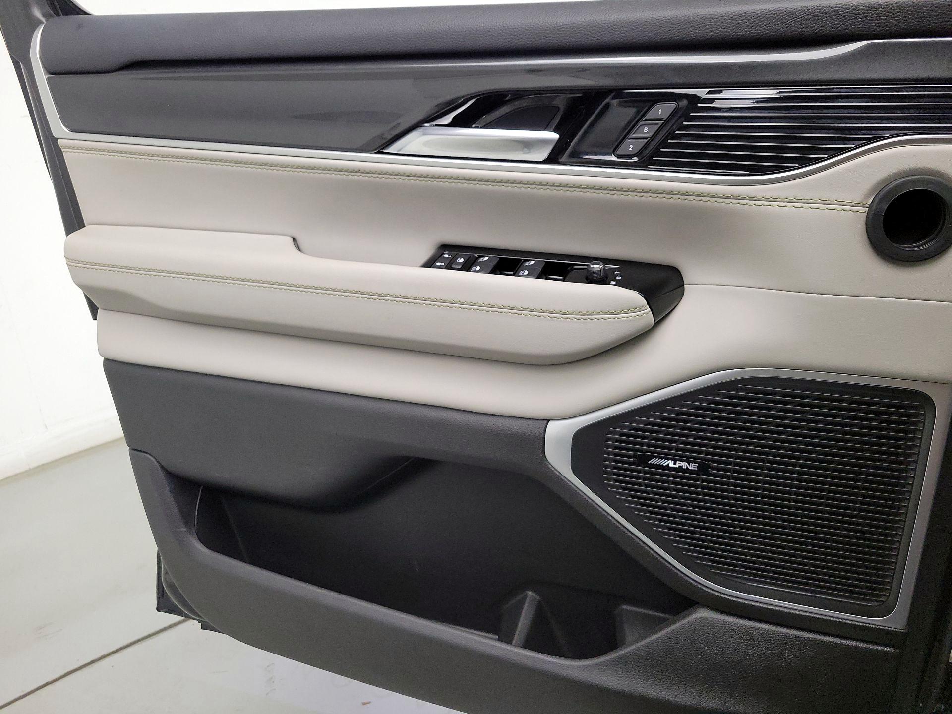 Thumbnail: 2022 Jeep Wagoneer - 12