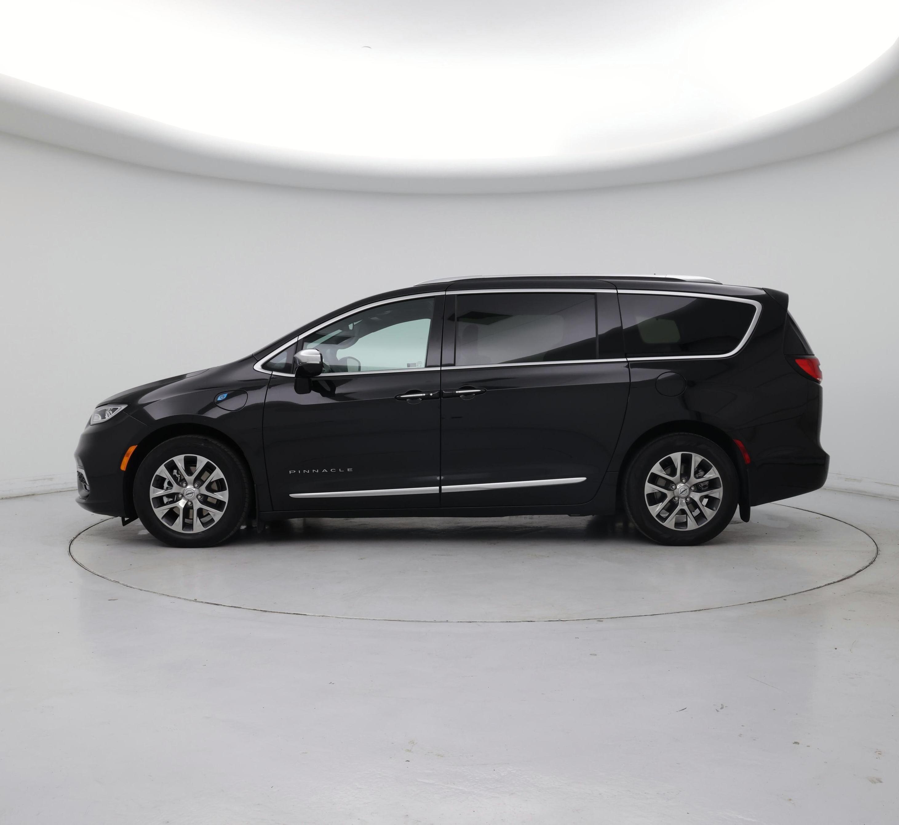 Thumbnail: 2023 Chrysler Pacifica - 3