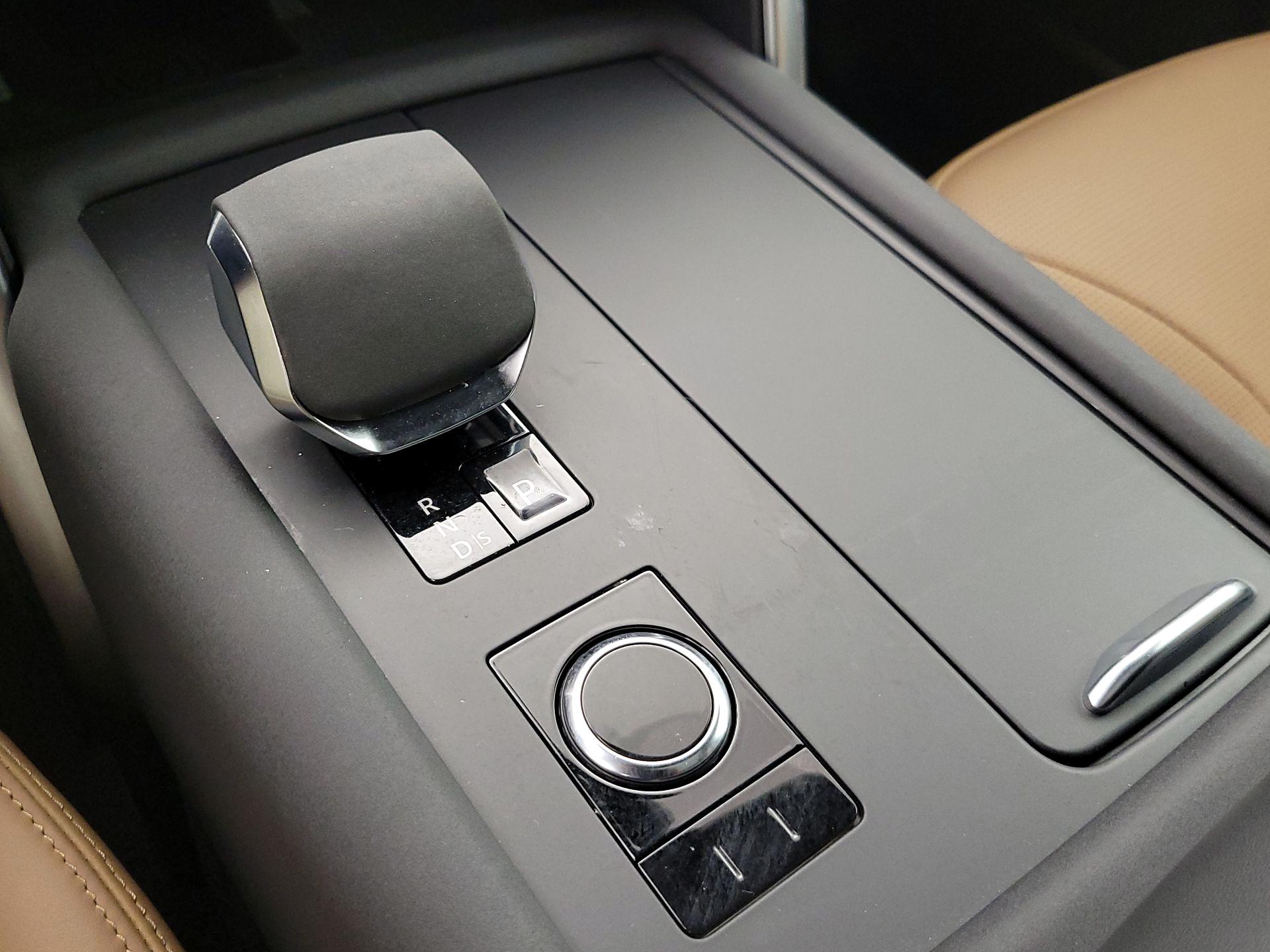 Thumbnail: 2023 Land Rover Discovery - 18