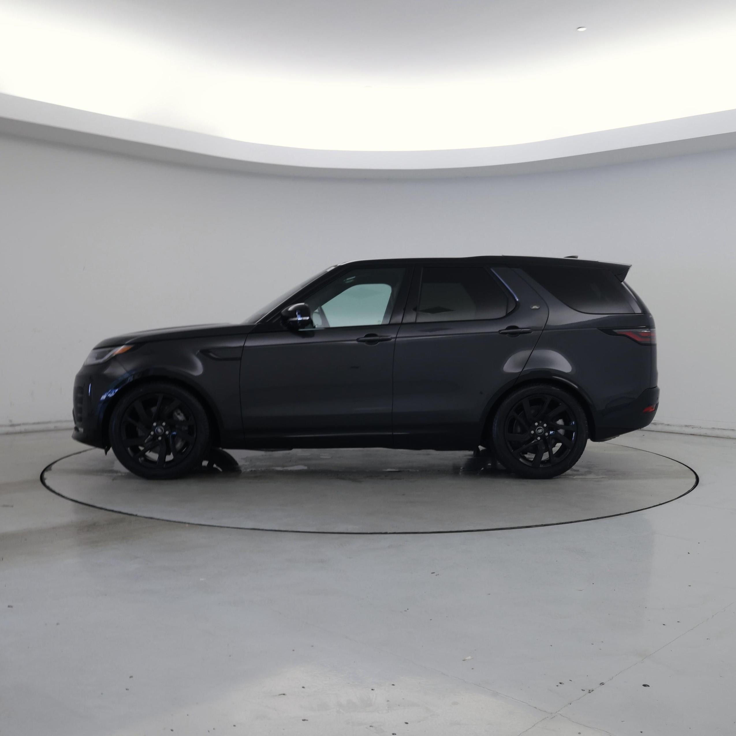 Thumbnail: 2023 Land Rover Discovery - 3