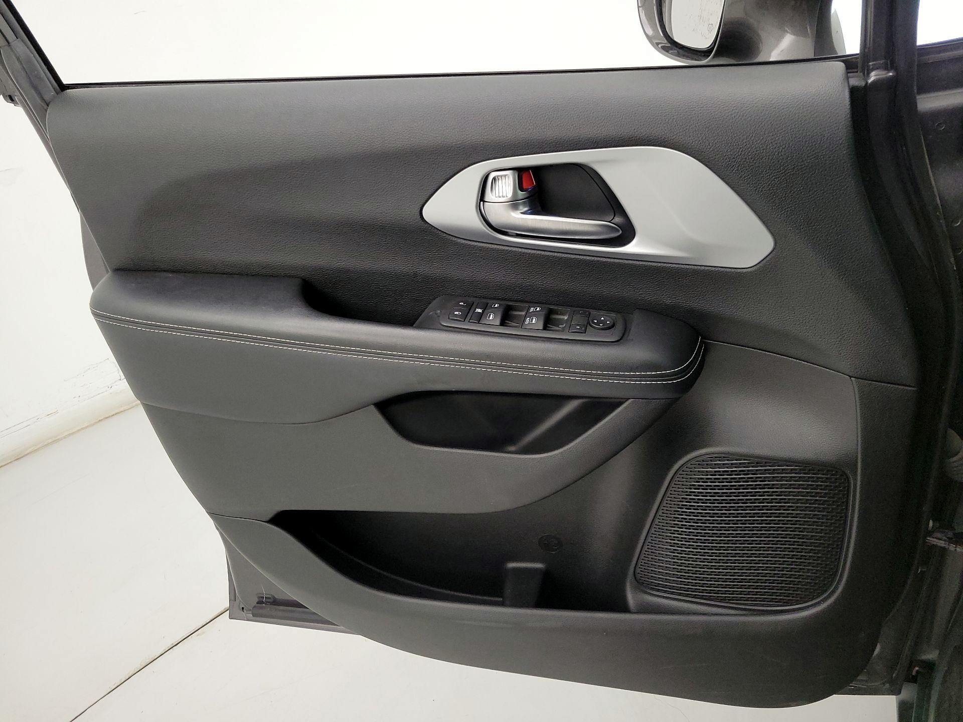 Thumbnail: 2021 Chrysler Pacifica - 12