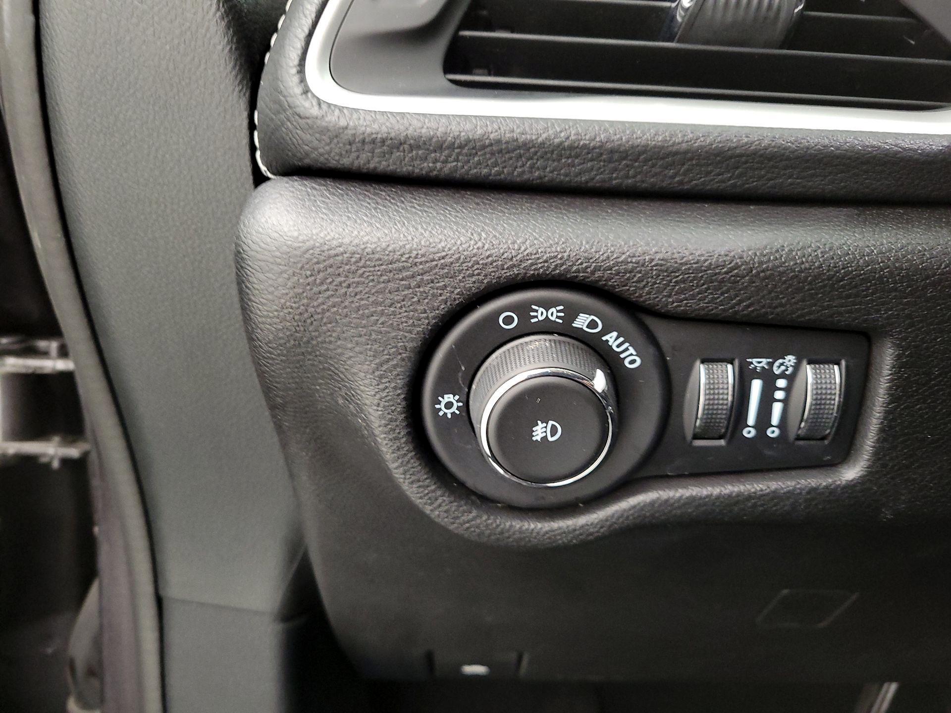 Thumbnail: 2021 Chrysler Pacifica - 13
