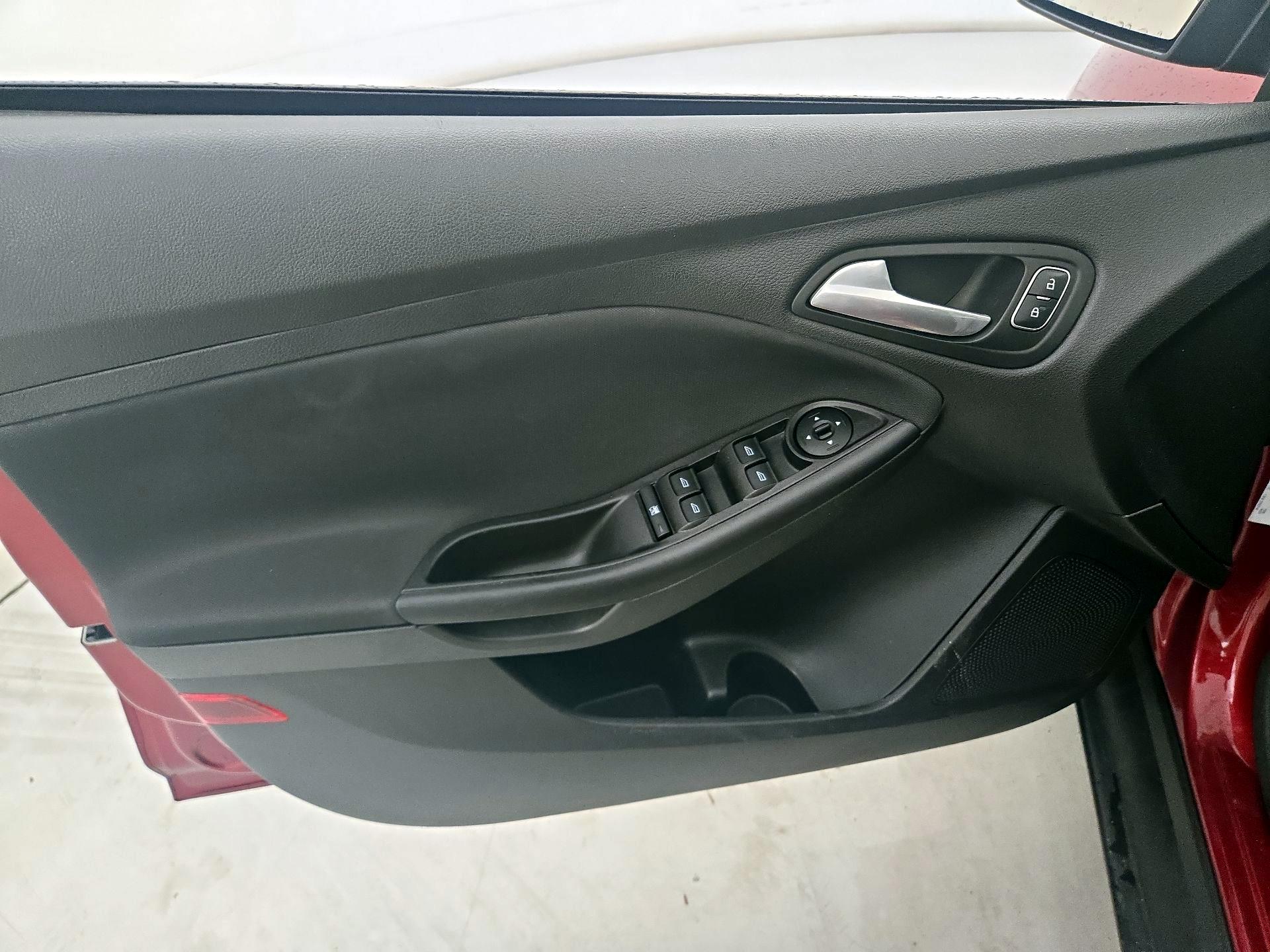 Thumbnail: 2016 Ford Focus - 12