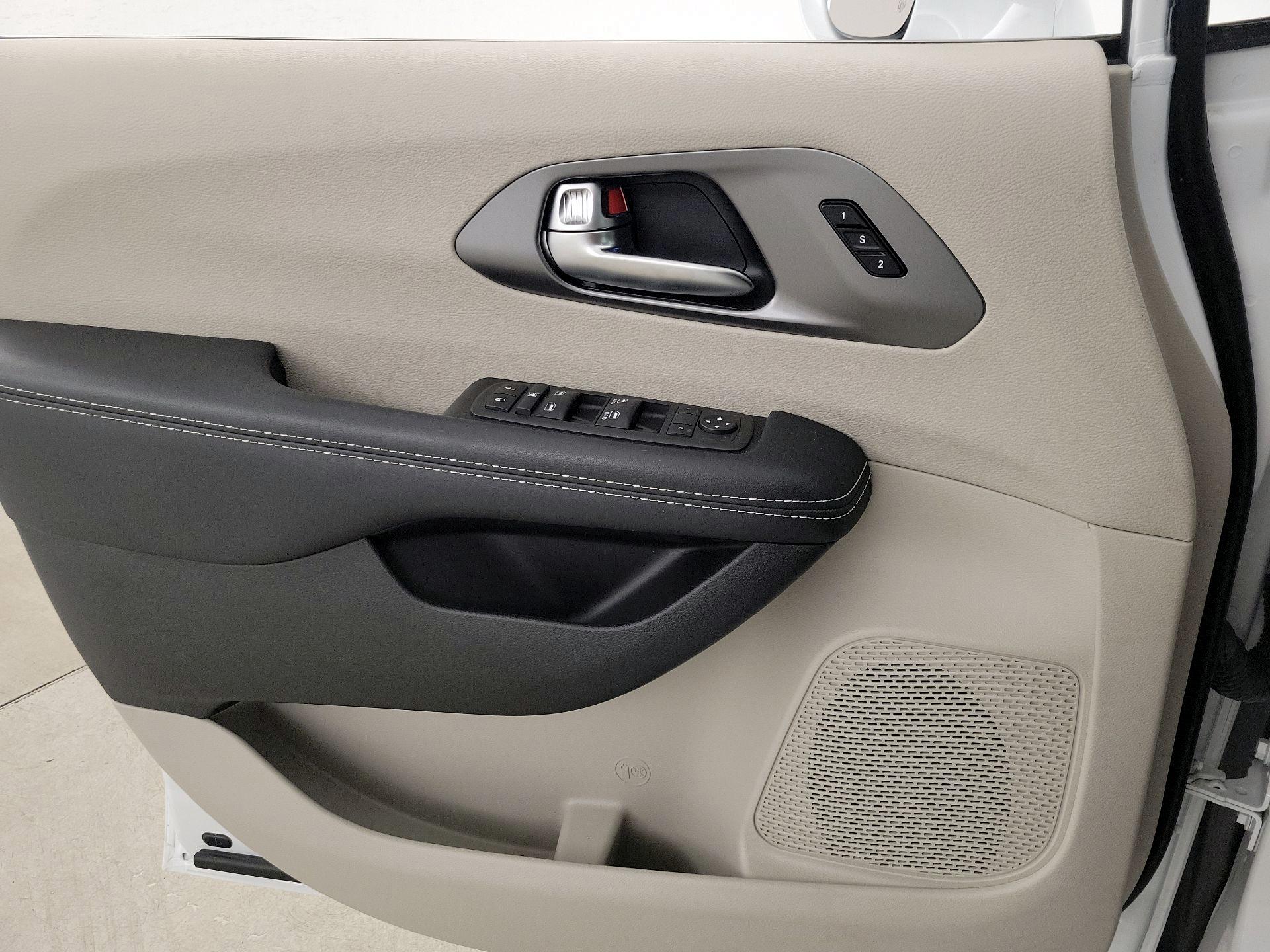Thumbnail: 2022 Chrysler Pacifica - 12