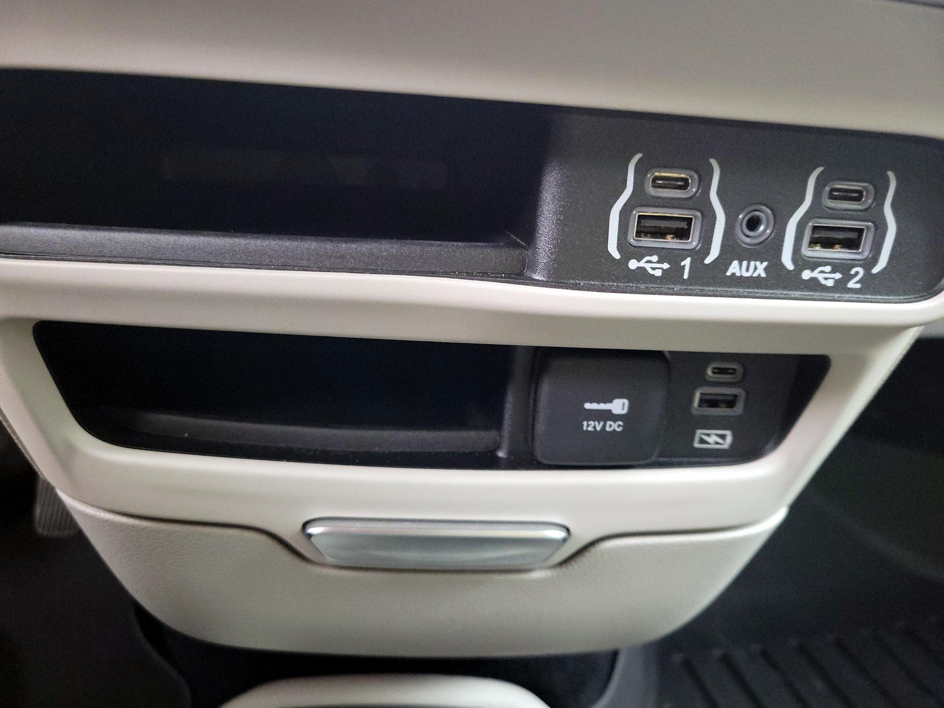 Thumbnail: 2022 Chrysler Pacifica - 18