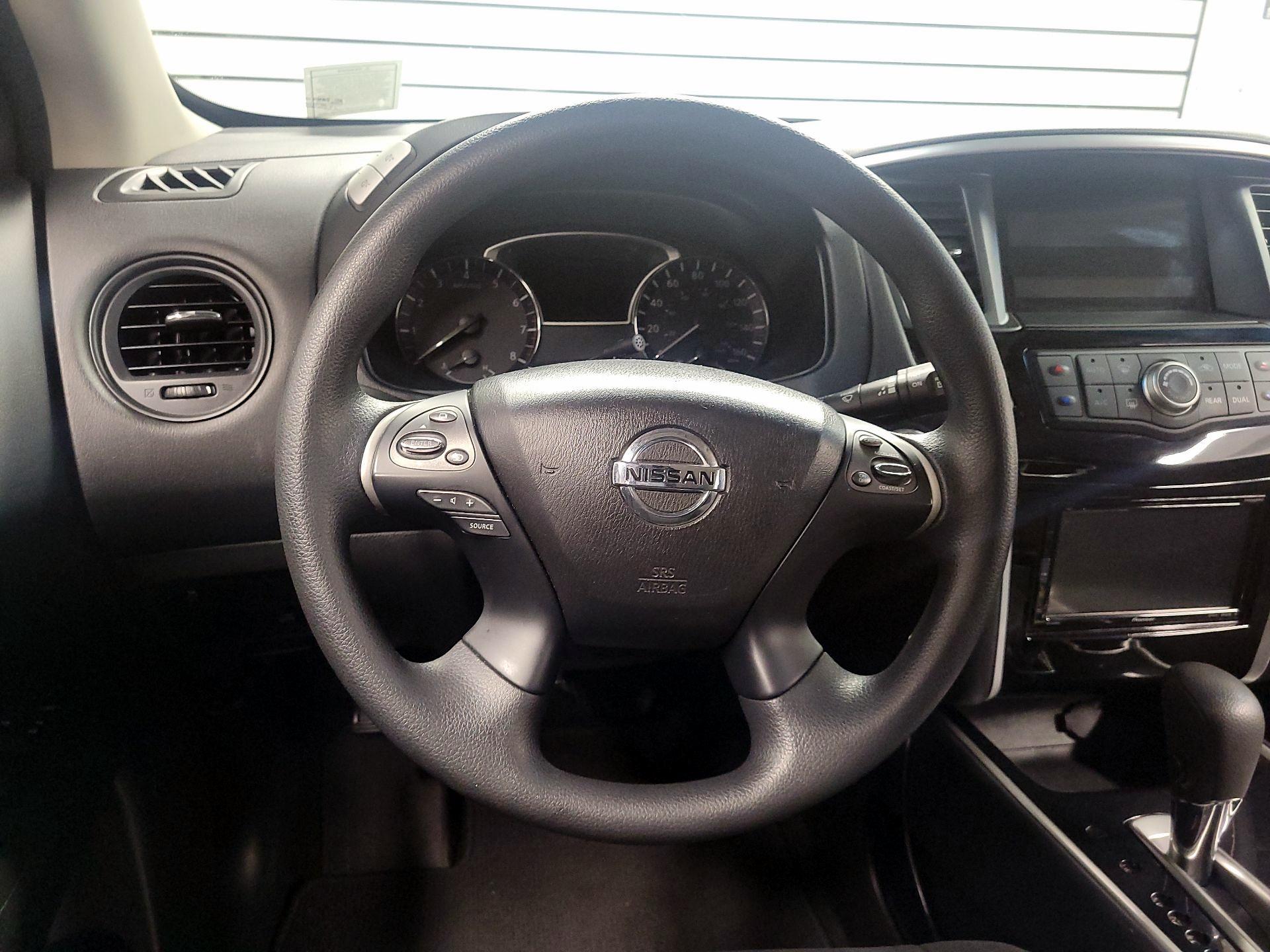 Thumbnail: 2016 Nissan Pathfinder - 10