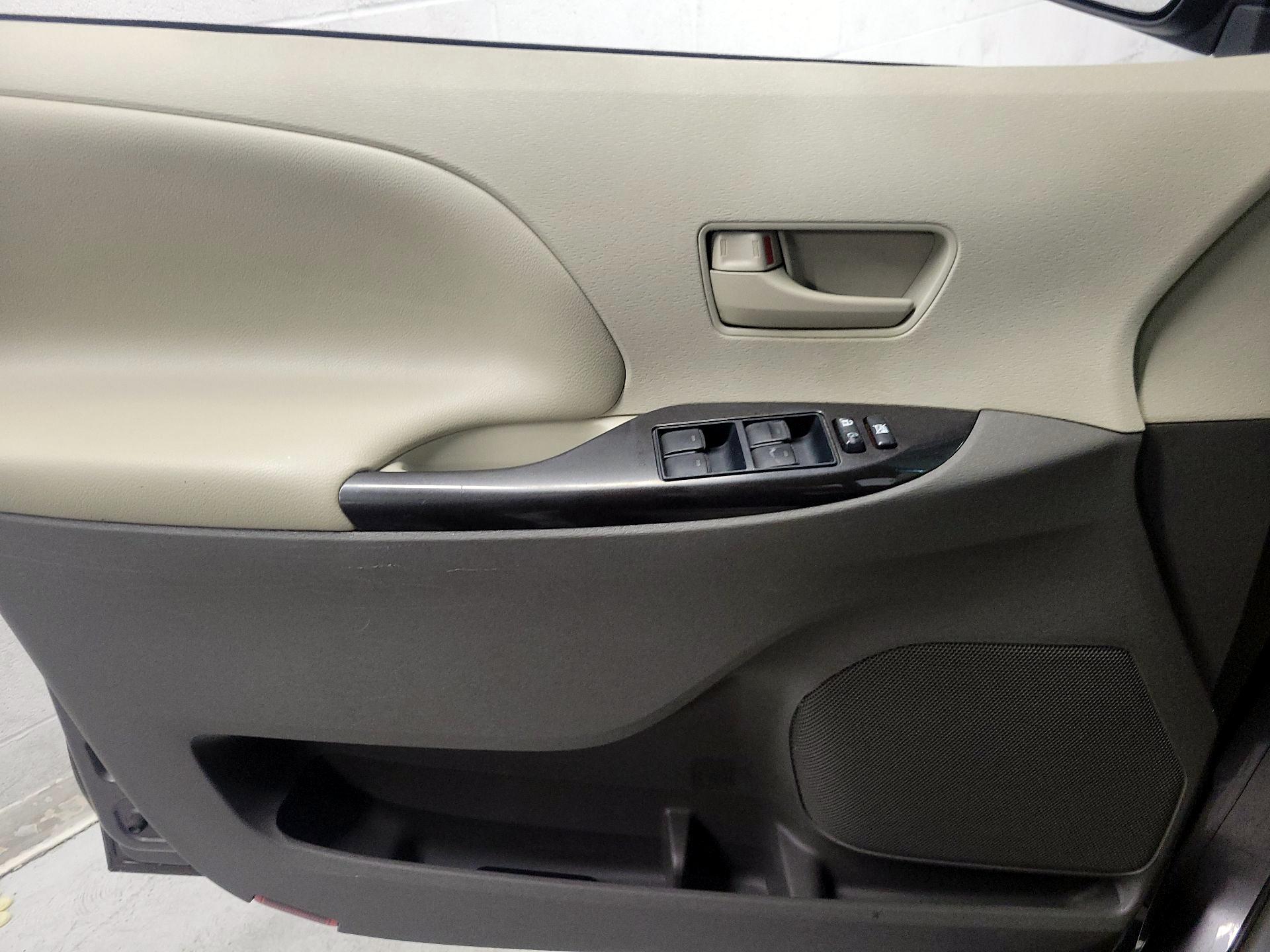 Thumbnail: 2013 Toyota Sienna - 12