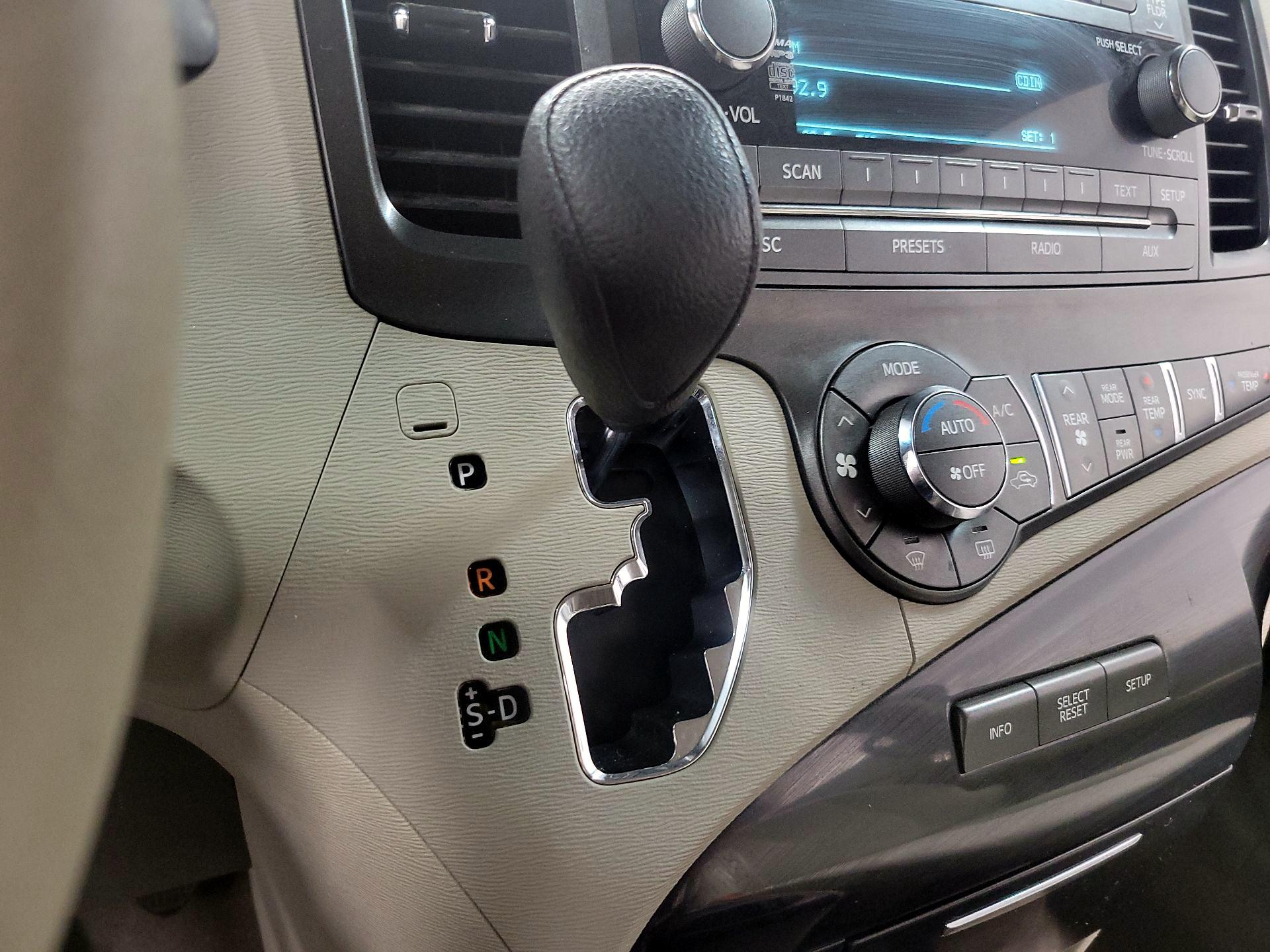 Thumbnail: 2013 Toyota Sienna - 15