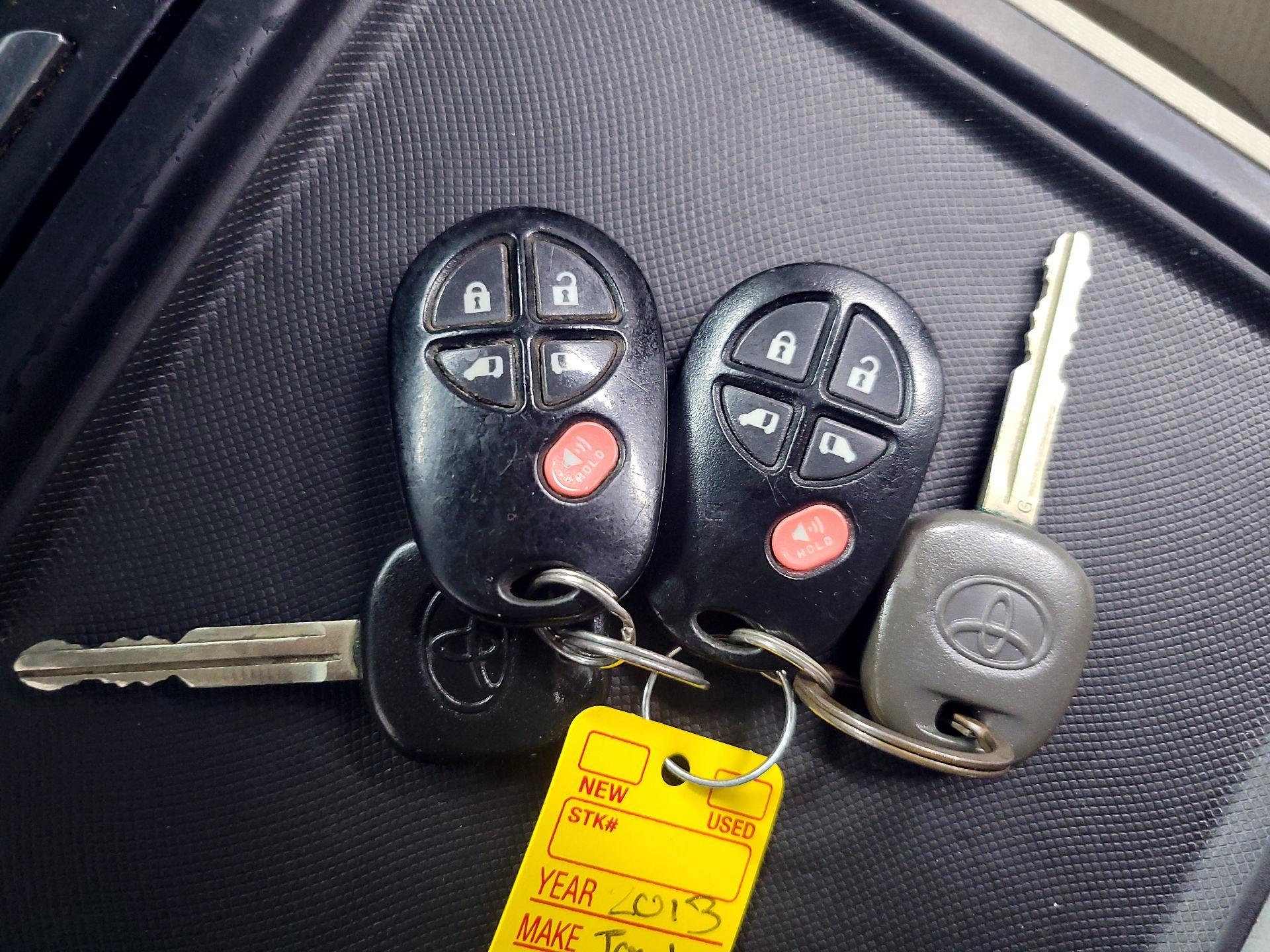 Thumbnail: 2013 Toyota Sienna - 20