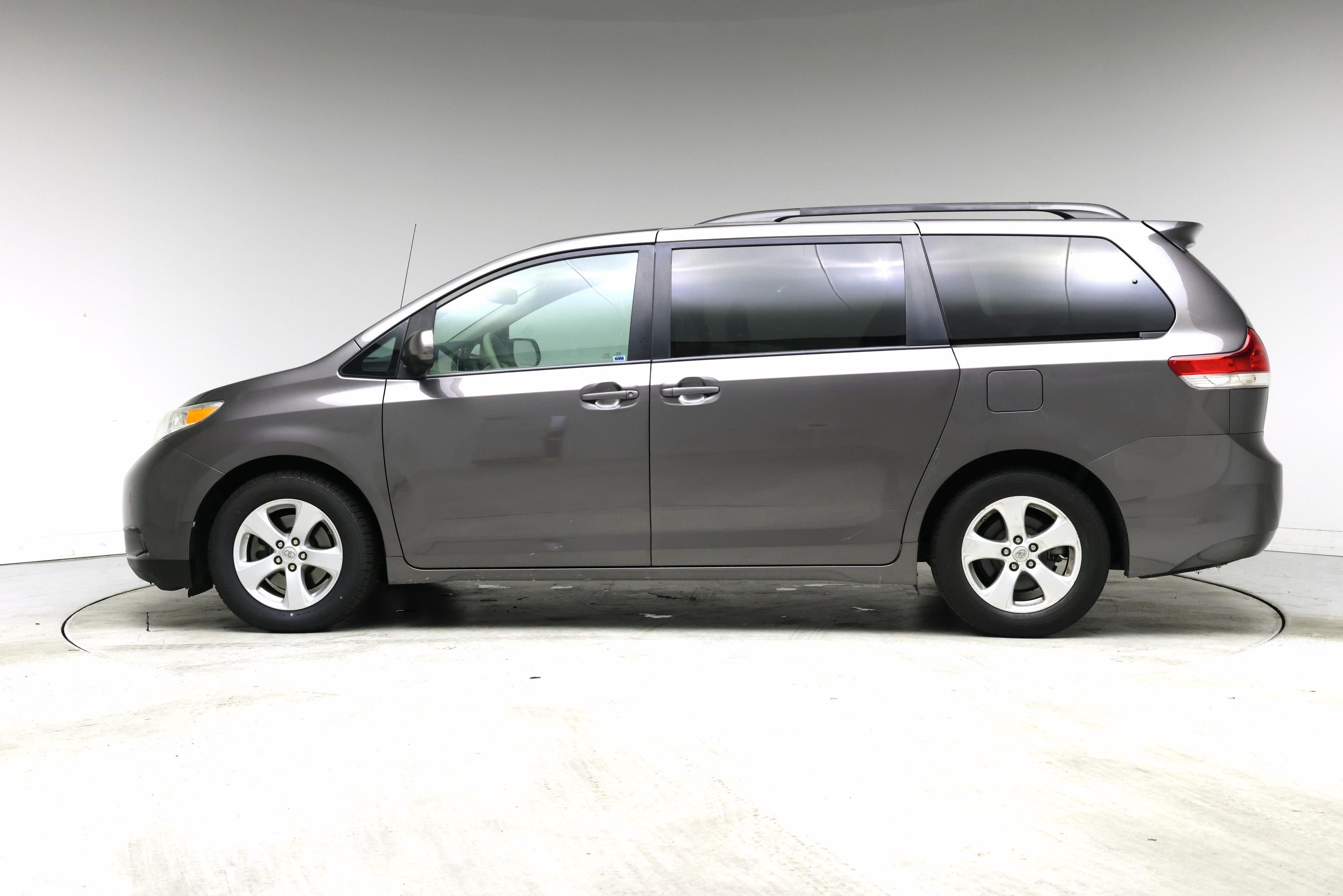 Thumbnail: 2013 Toyota Sienna - 3