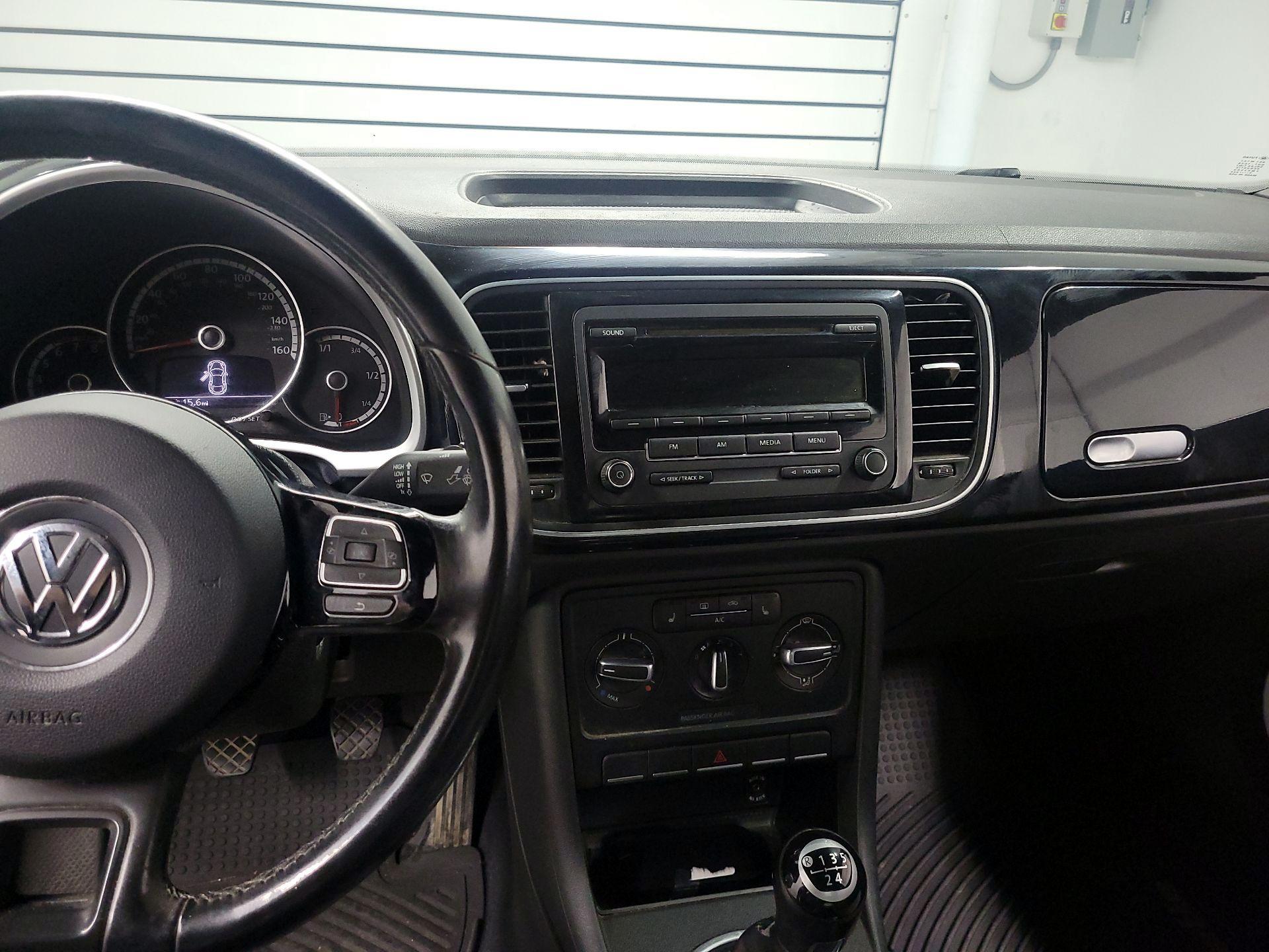 Thumbnail: 2015 Volkswagen Beetle - 9