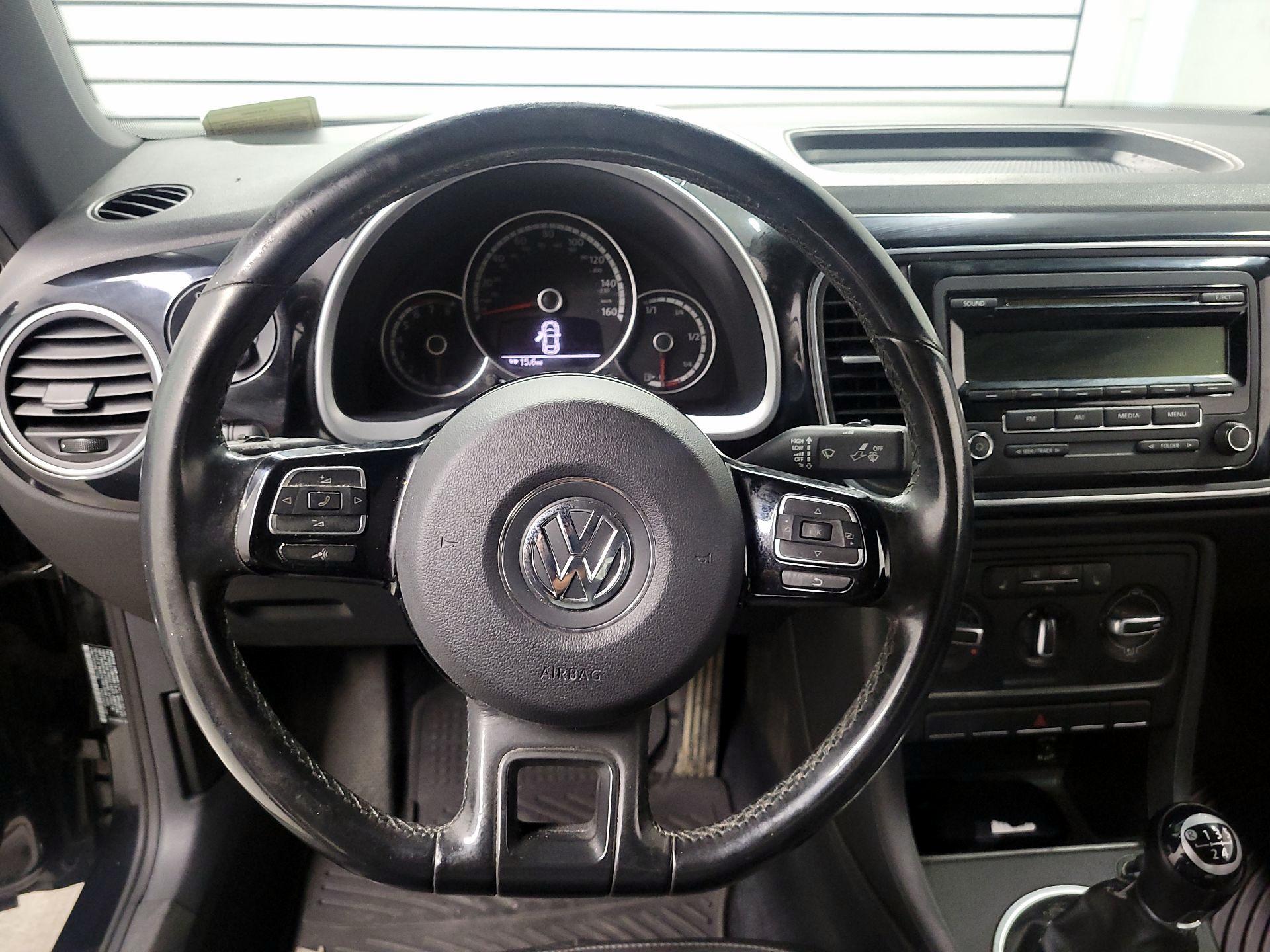 Thumbnail: 2015 Volkswagen Beetle - 10