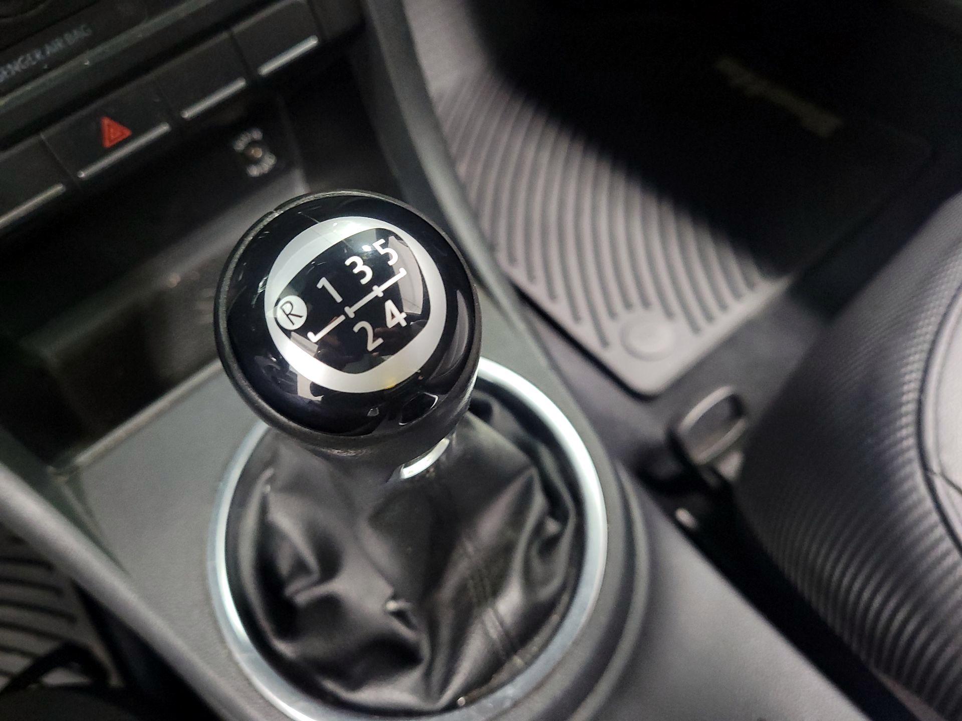 Thumbnail: 2015 Volkswagen Beetle - 15