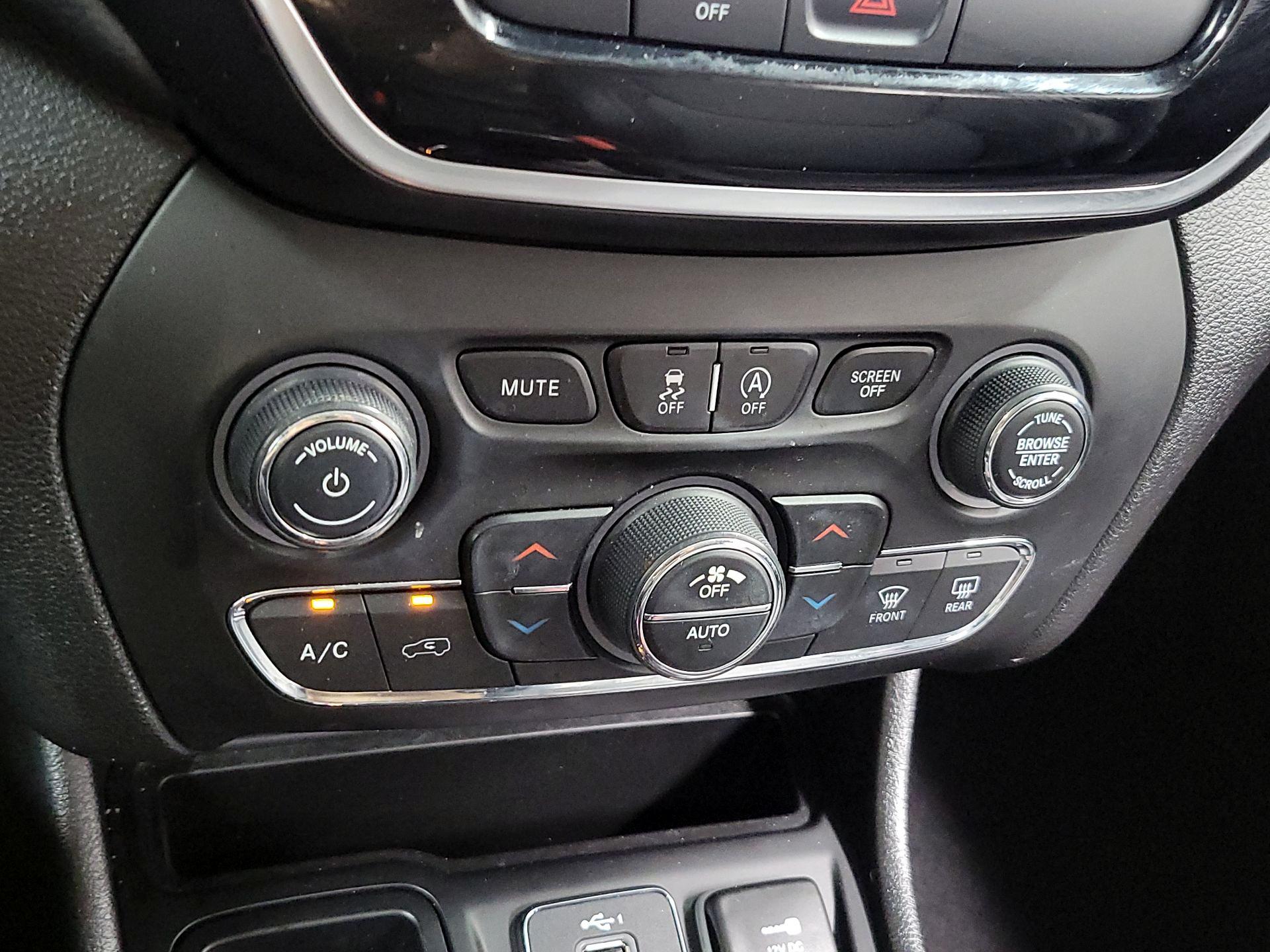 Thumbnail: 2020 Jeep Cherokee - 15