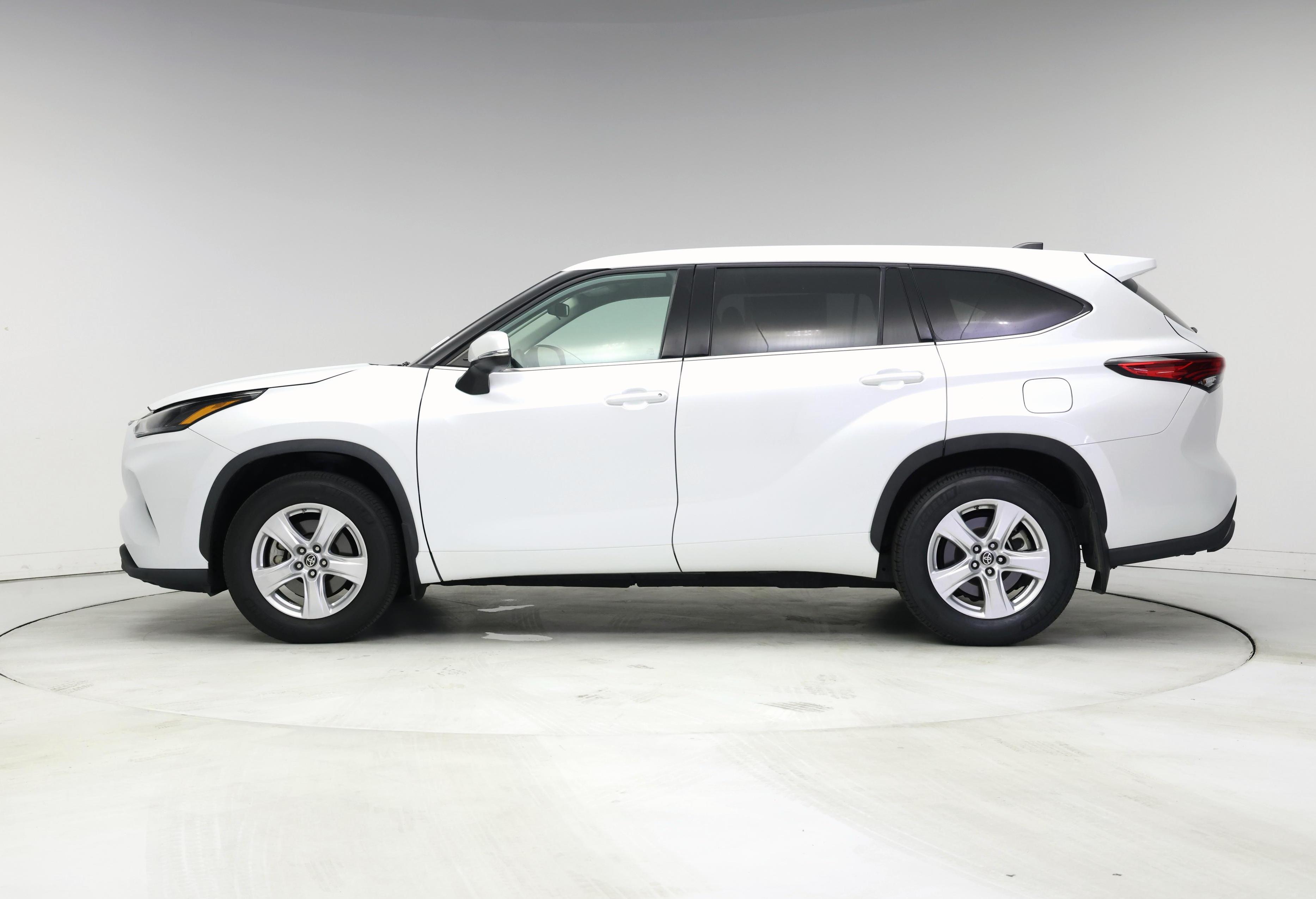 Thumbnail: 2022 Toyota Highlander - 3