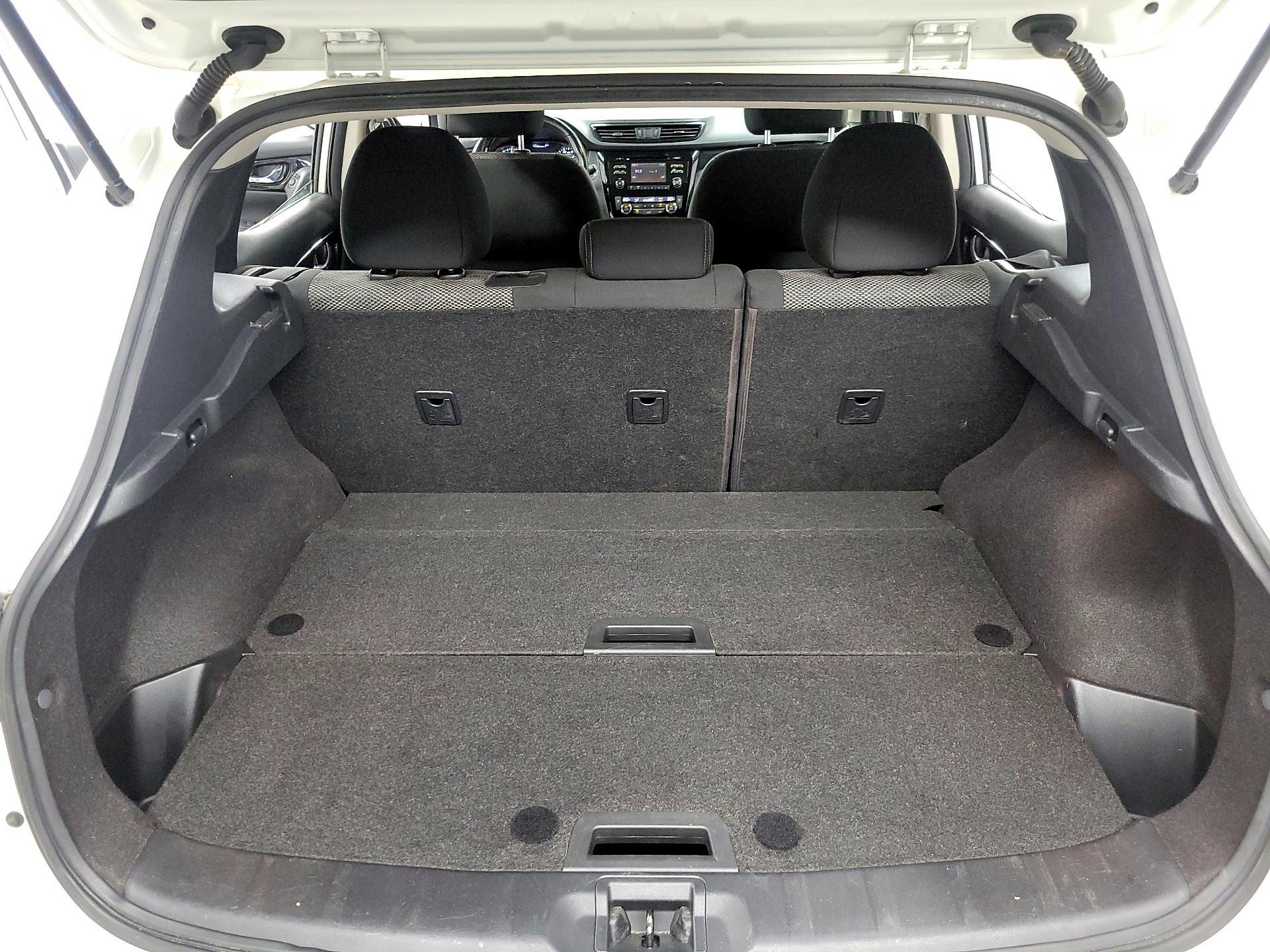Thumbnail: 2017 Nissan Rogue Sport - 18