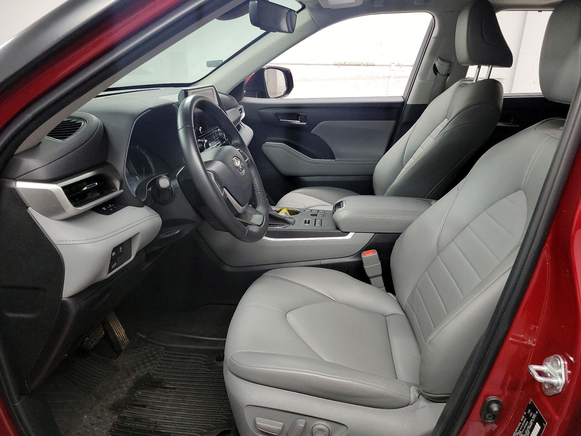 Thumbnail: 2023 Toyota Highlander - 17