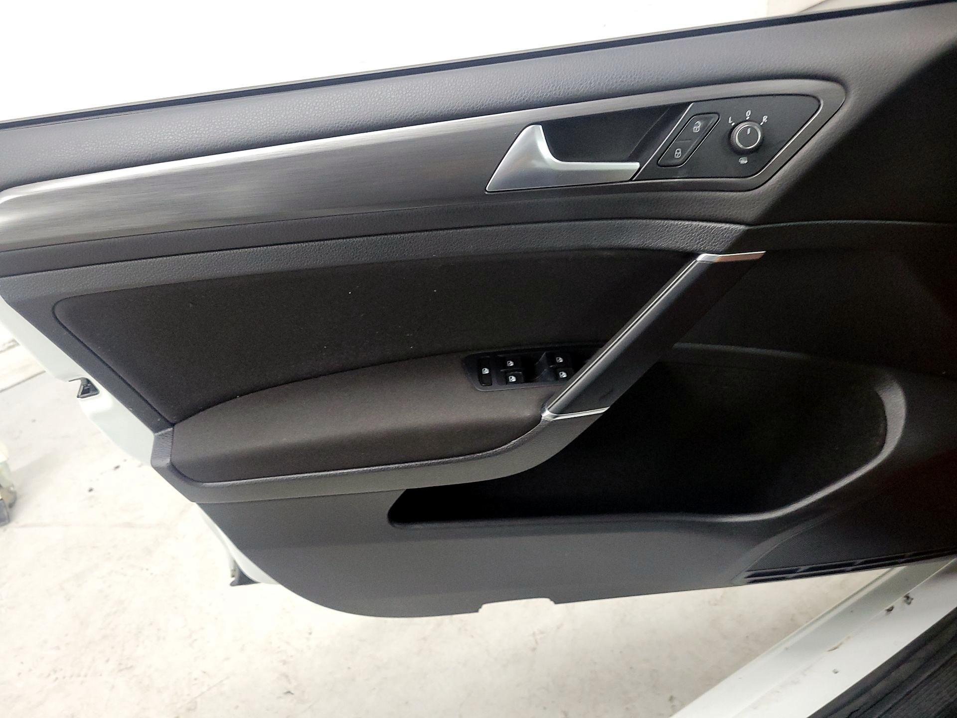 Thumbnail: 2019 Volkswagen e-Golf - 12