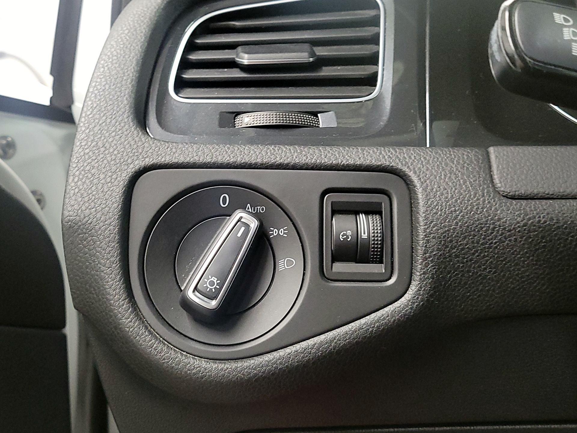 Thumbnail: 2019 Volkswagen e-Golf - 13