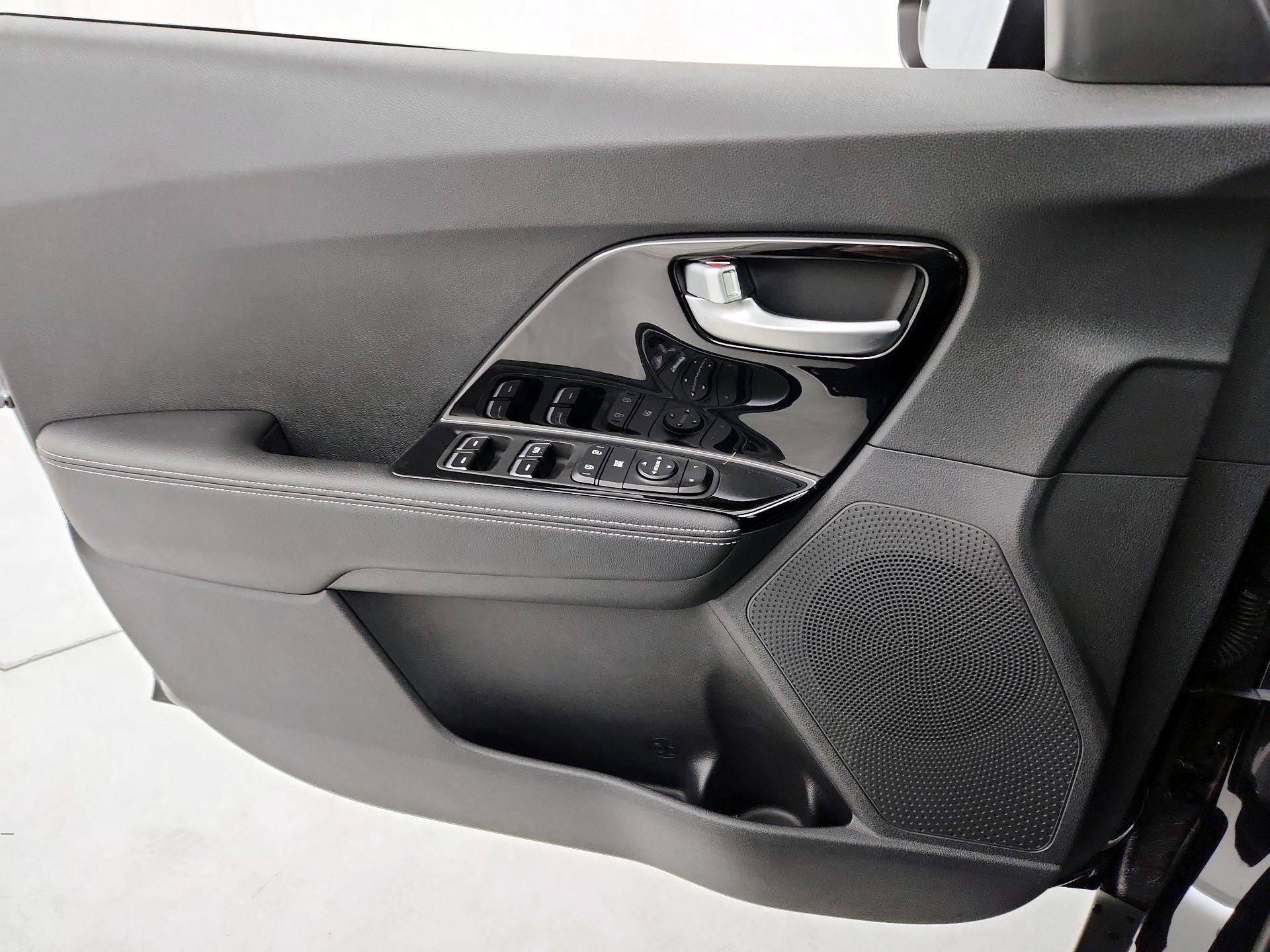 Thumbnail: 2022 Kia Niro - 12