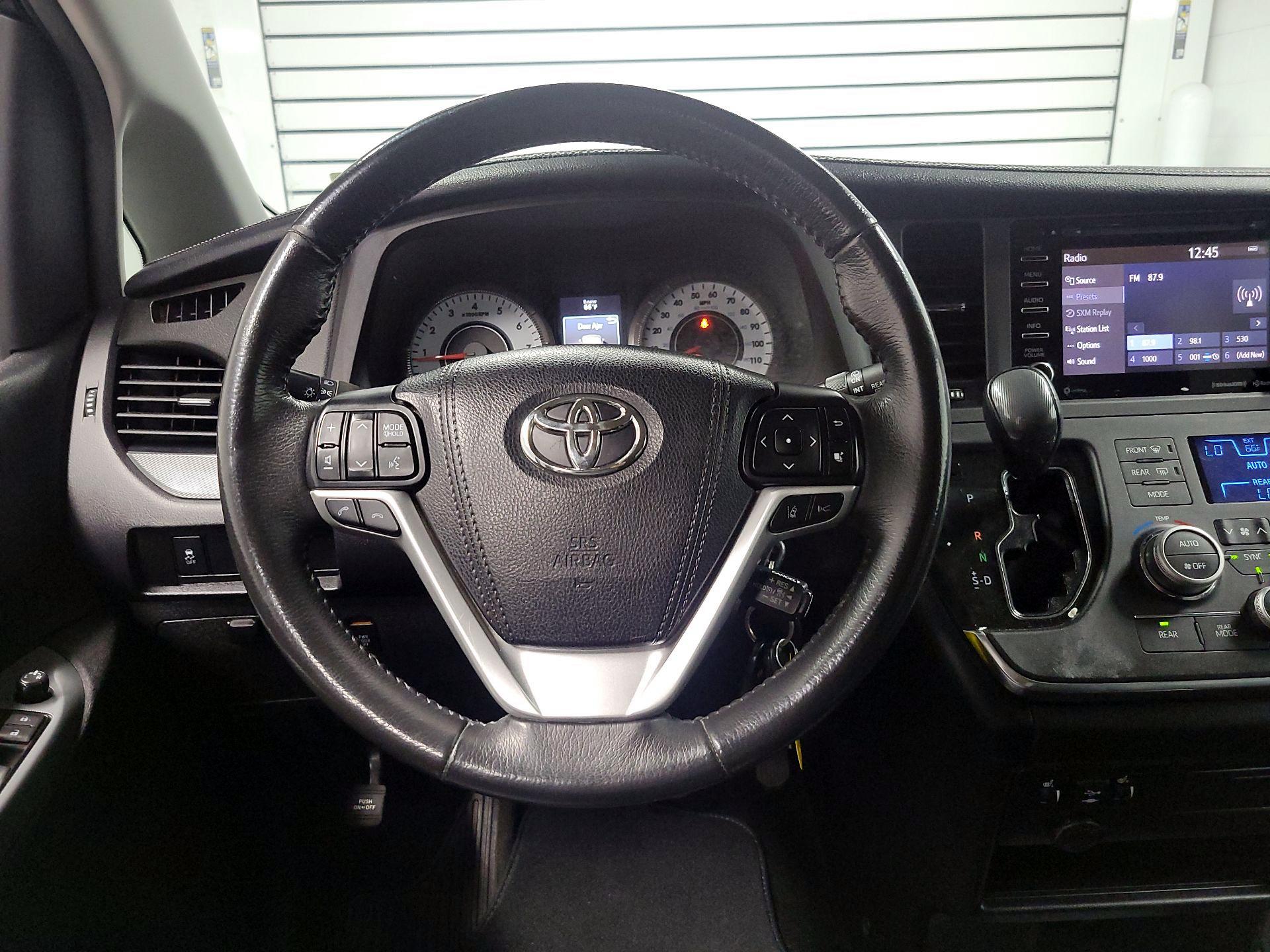 Thumbnail: 2018 Toyota Sienna - 10