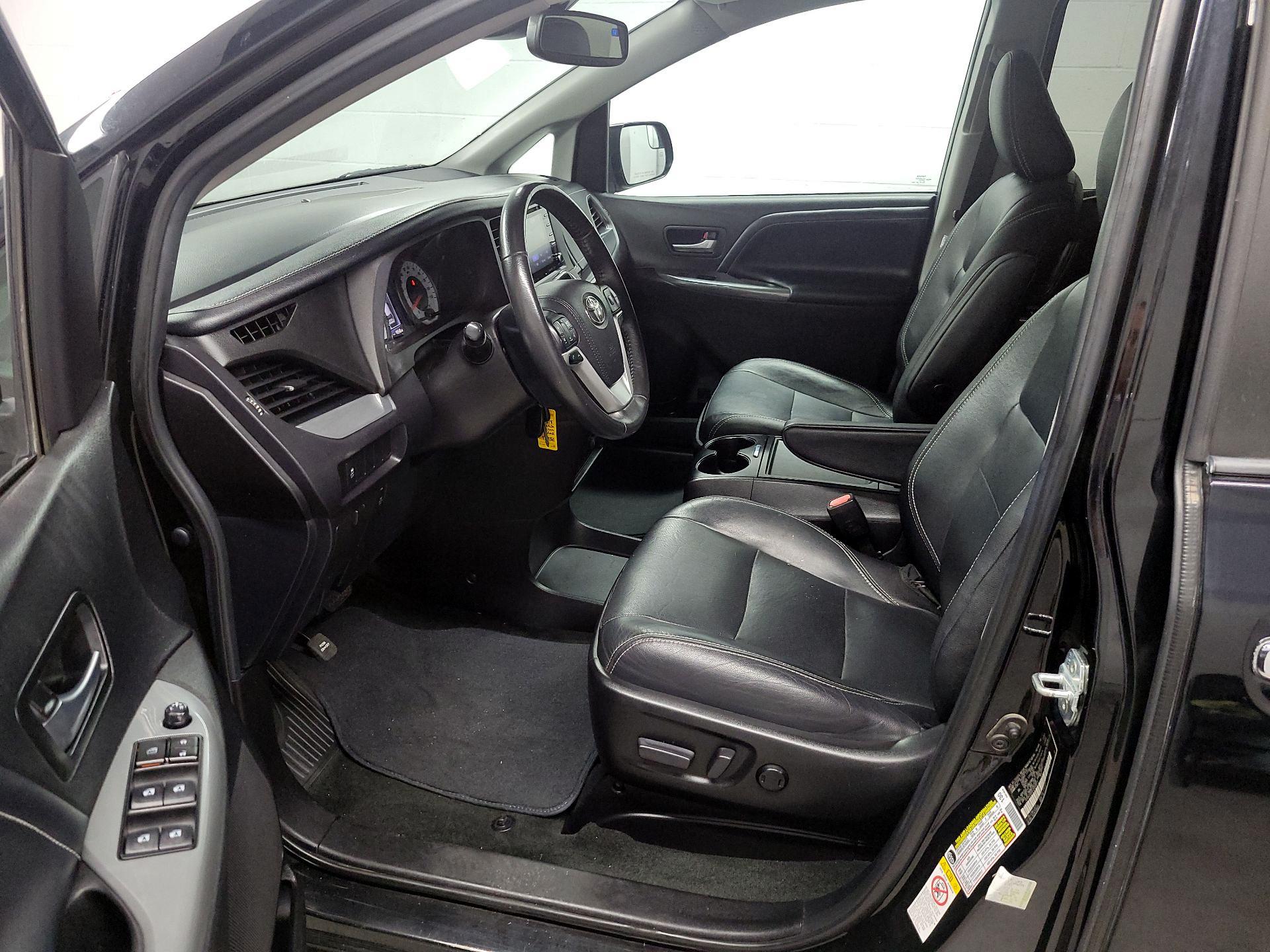 Thumbnail: 2018 Toyota Sienna - 11