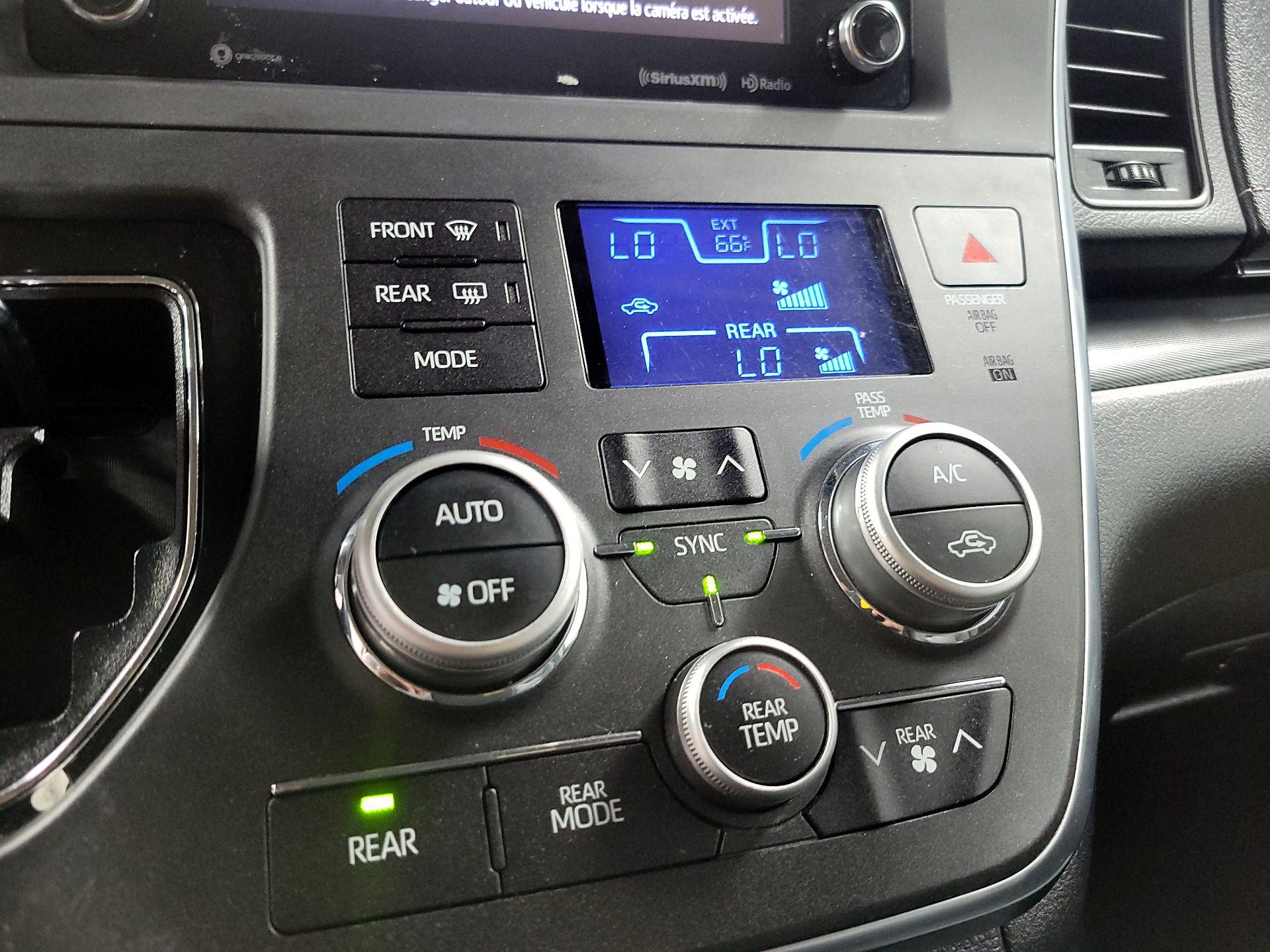 Thumbnail: 2018 Toyota Sienna - 16