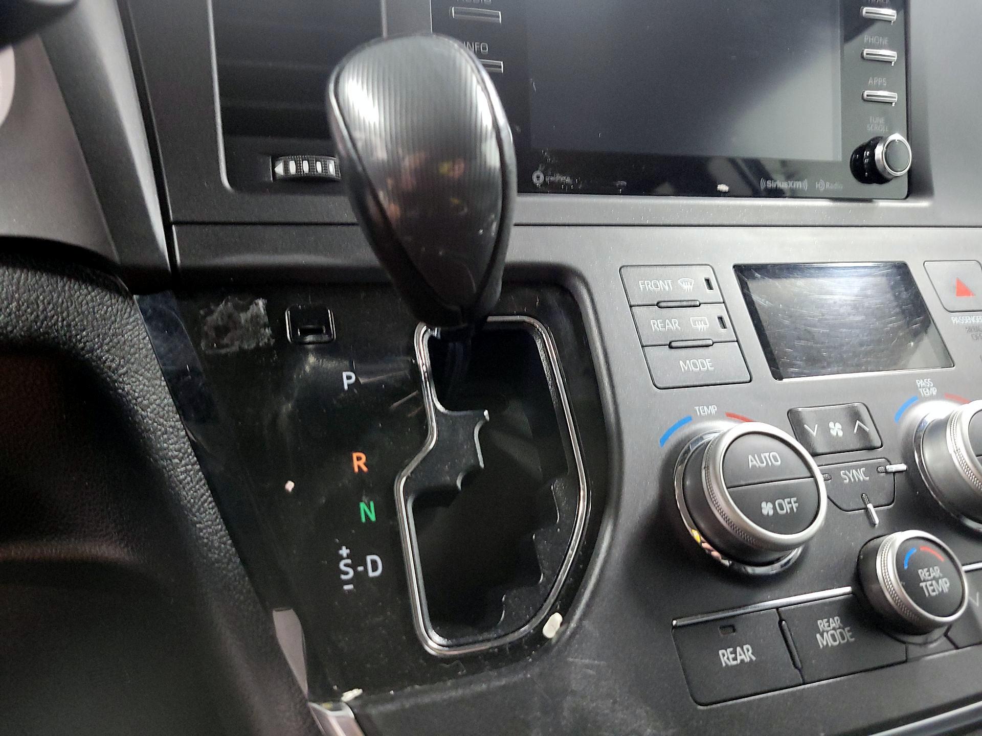 Thumbnail: 2018 Toyota Sienna - 17
