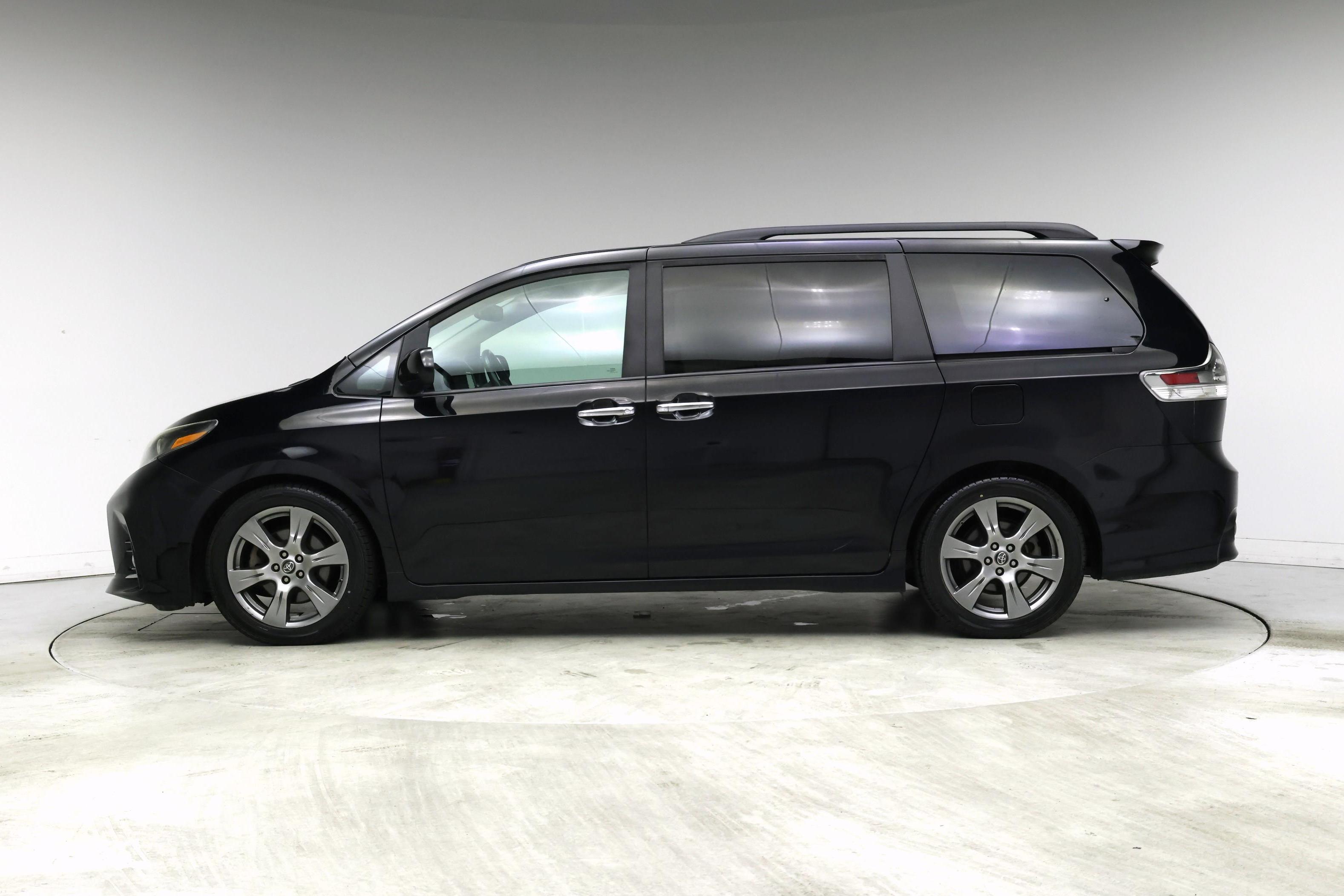 Thumbnail: 2018 Toyota Sienna - 3