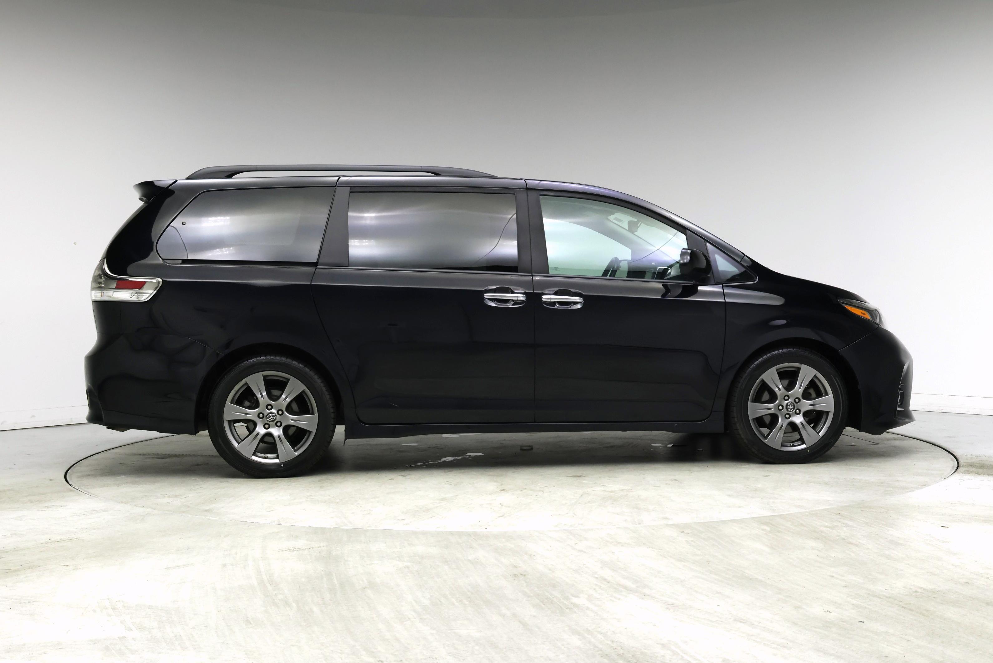 Thumbnail: 2018 Toyota Sienna - 7