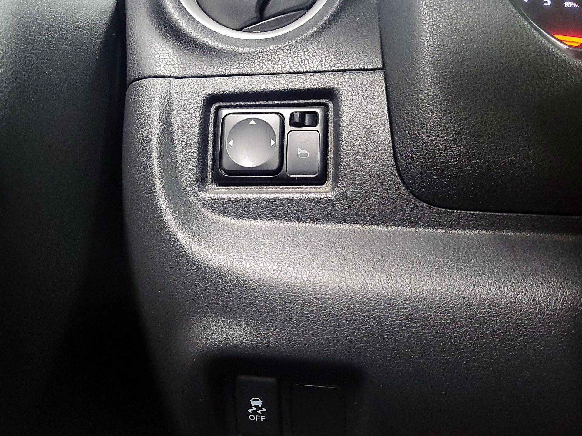 Thumbnail: 2014 Nissan Versa Note - 13