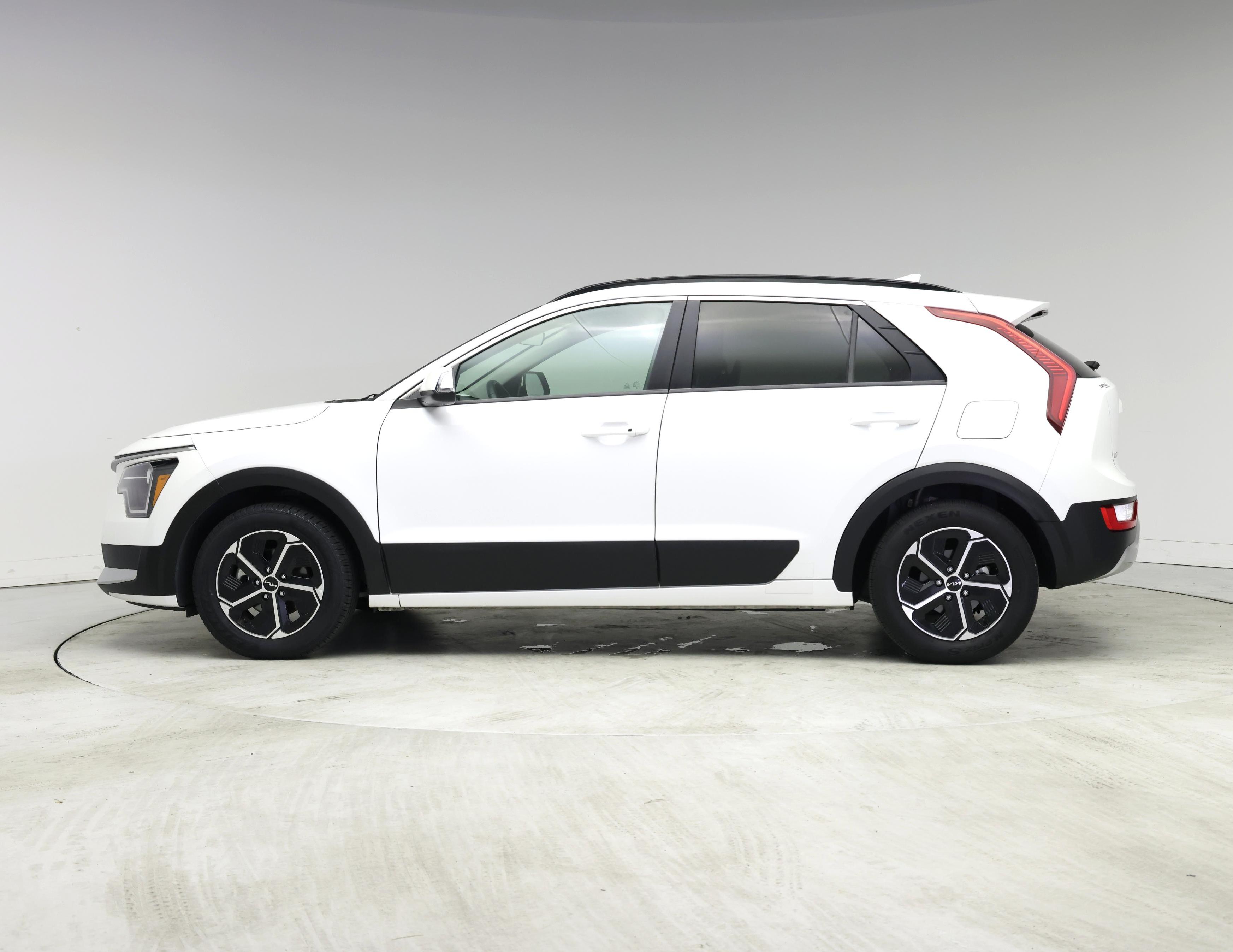 Thumbnail: 2023 Kia Niro - 3