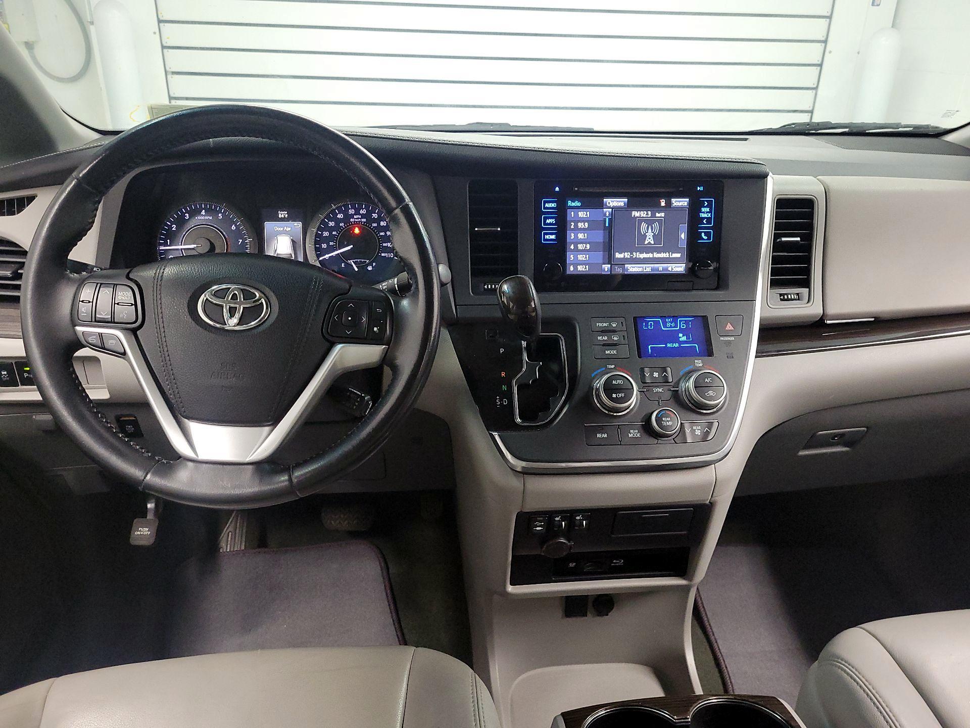 Thumbnail: 2016 Toyota Sienna - 9