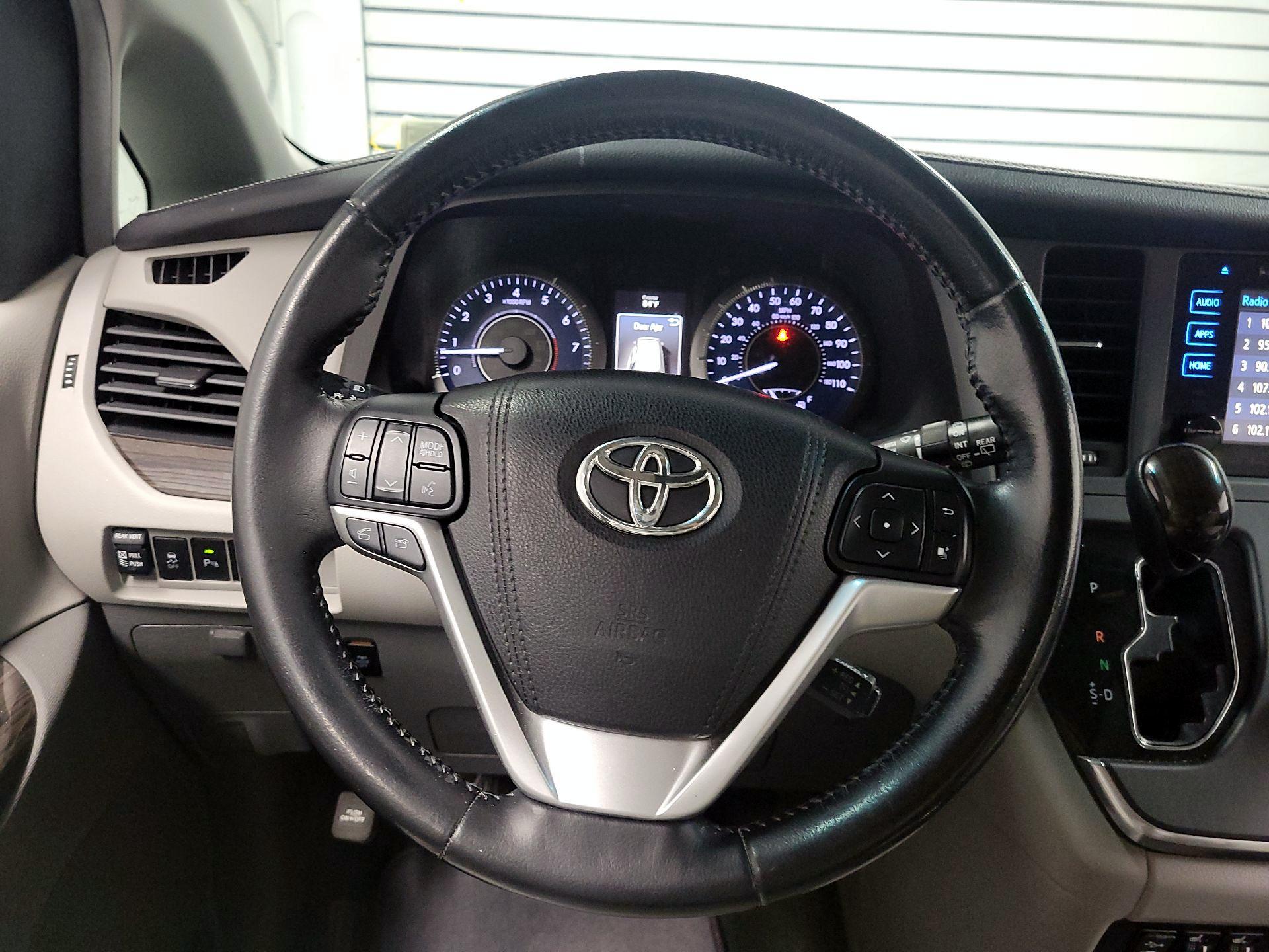 Thumbnail: 2016 Toyota Sienna - 10