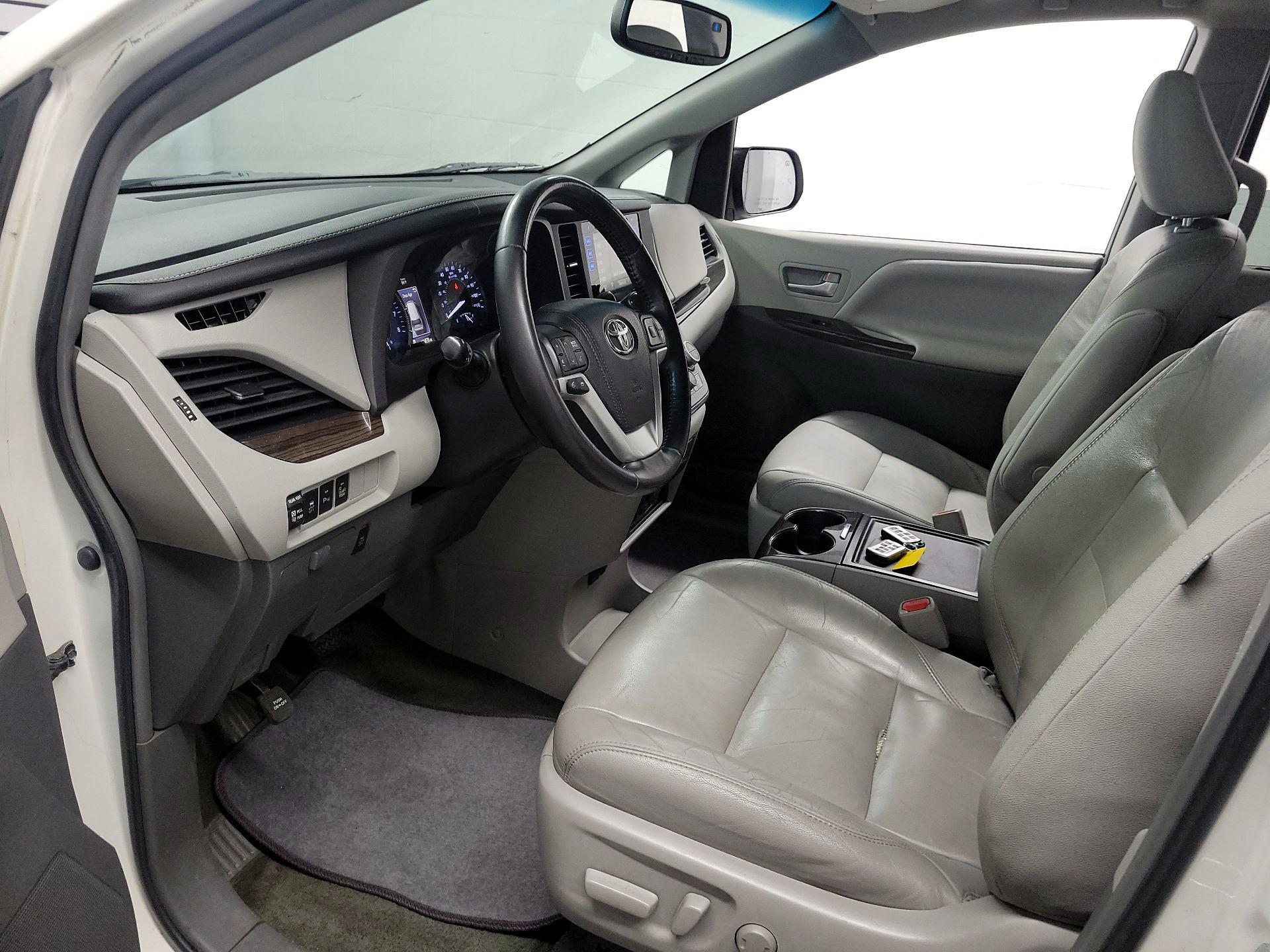 Thumbnail: 2016 Toyota Sienna - 11