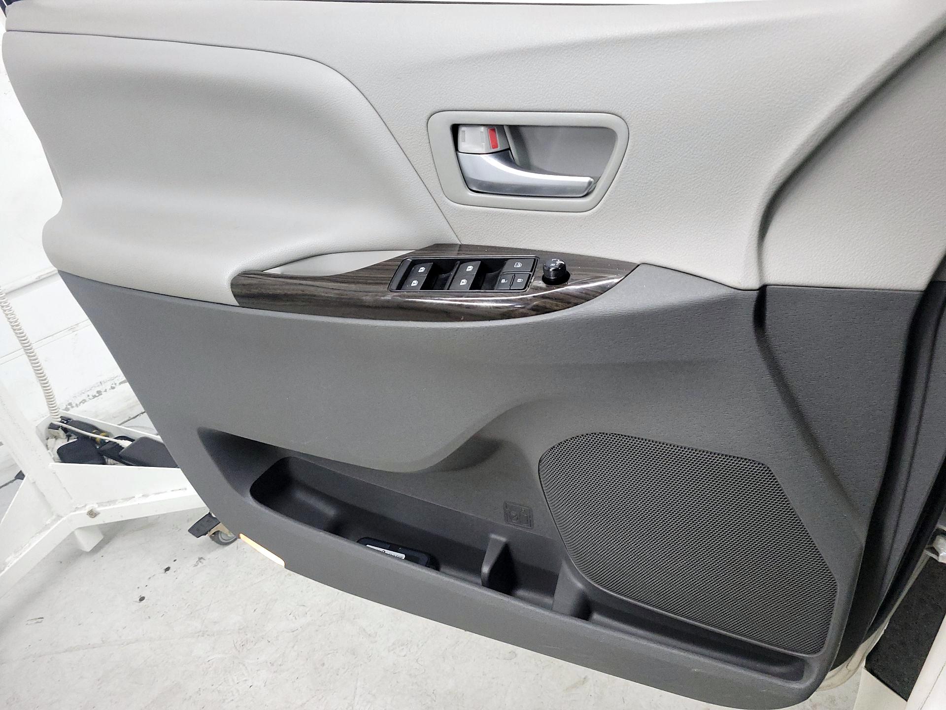 Thumbnail: 2016 Toyota Sienna - 12