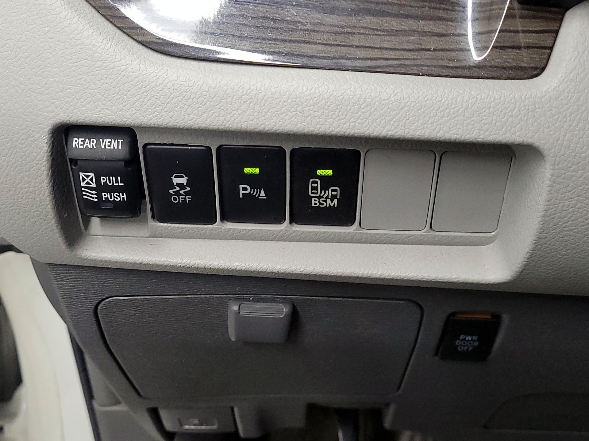 Thumbnail: 2016 Toyota Sienna - 13