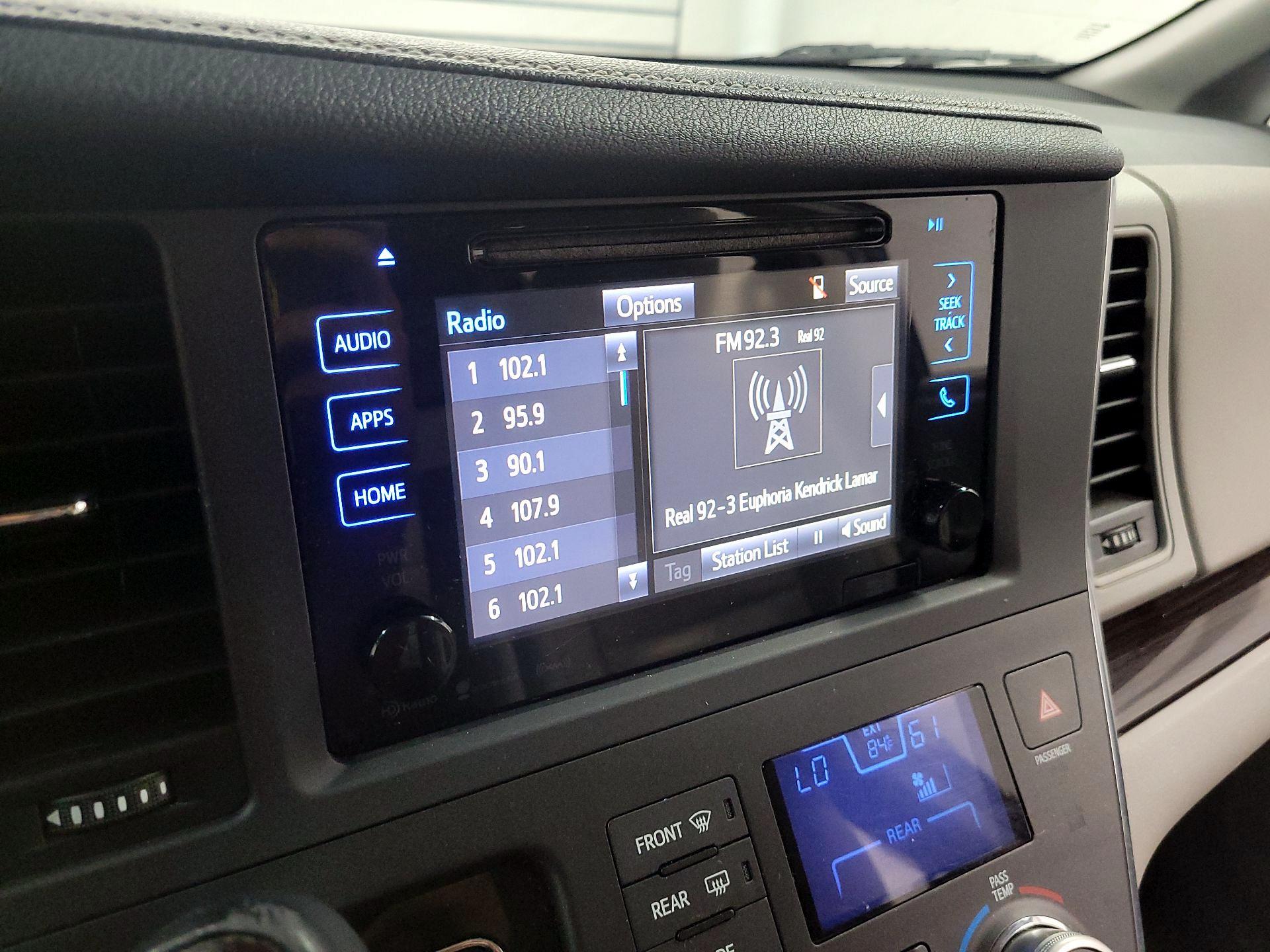 Thumbnail: 2016 Toyota Sienna - 15