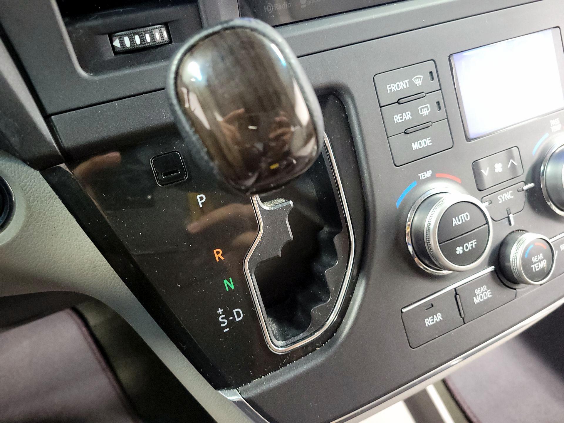 Thumbnail: 2016 Toyota Sienna - 17