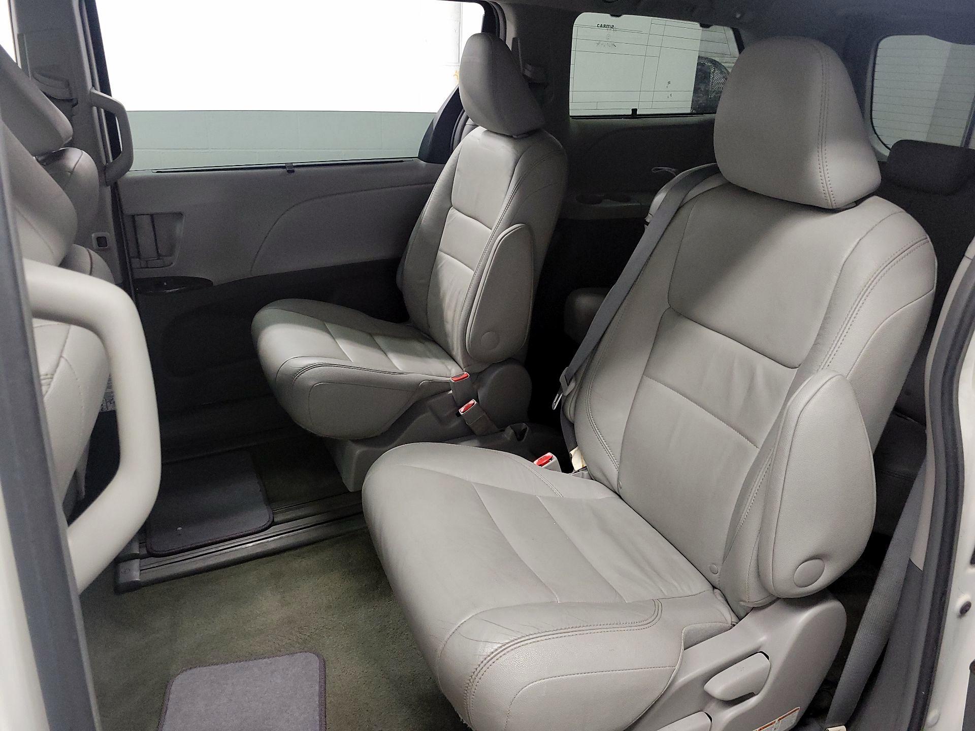 Thumbnail: 2016 Toyota Sienna - 18