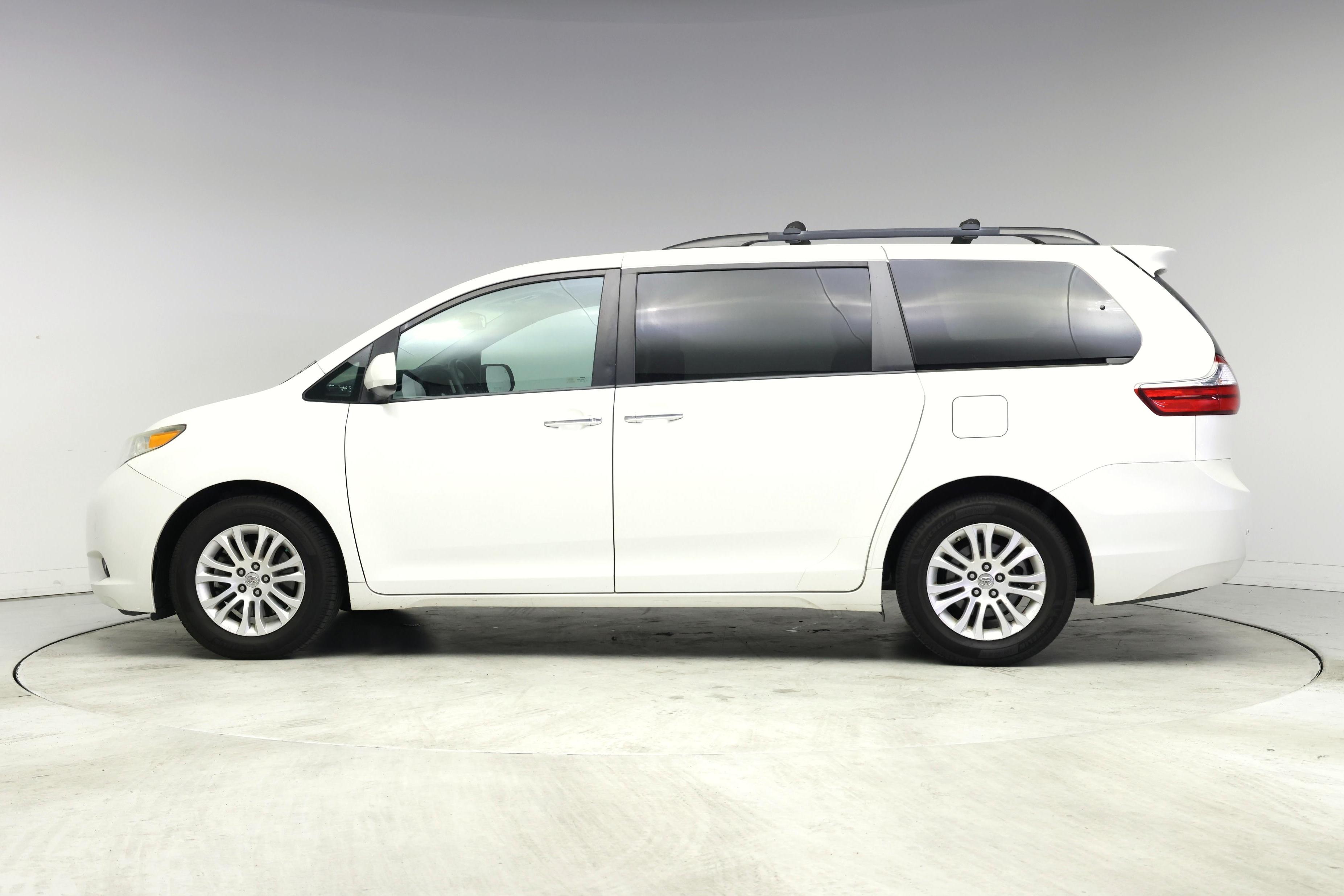 Thumbnail: 2016 Toyota Sienna - 3
