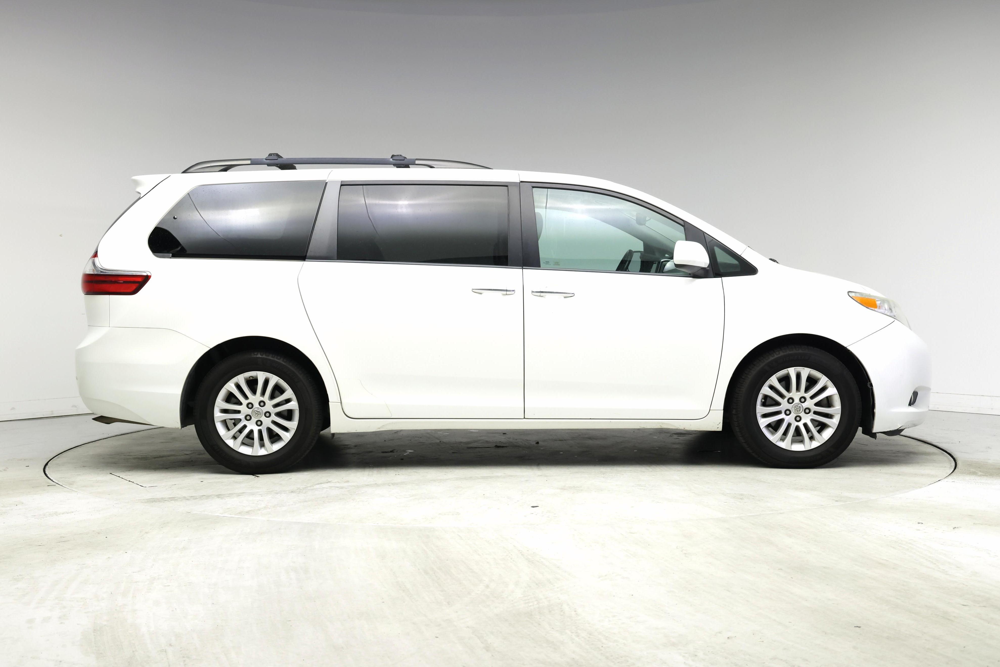Thumbnail: 2016 Toyota Sienna - 7