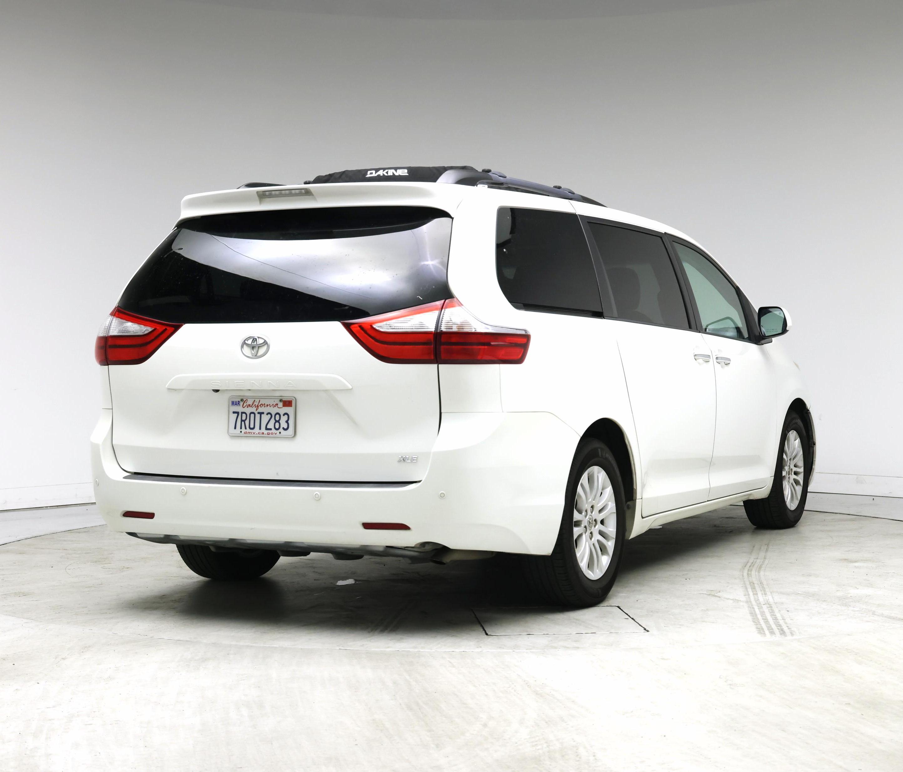 Thumbnail: 2016 Toyota Sienna - 8