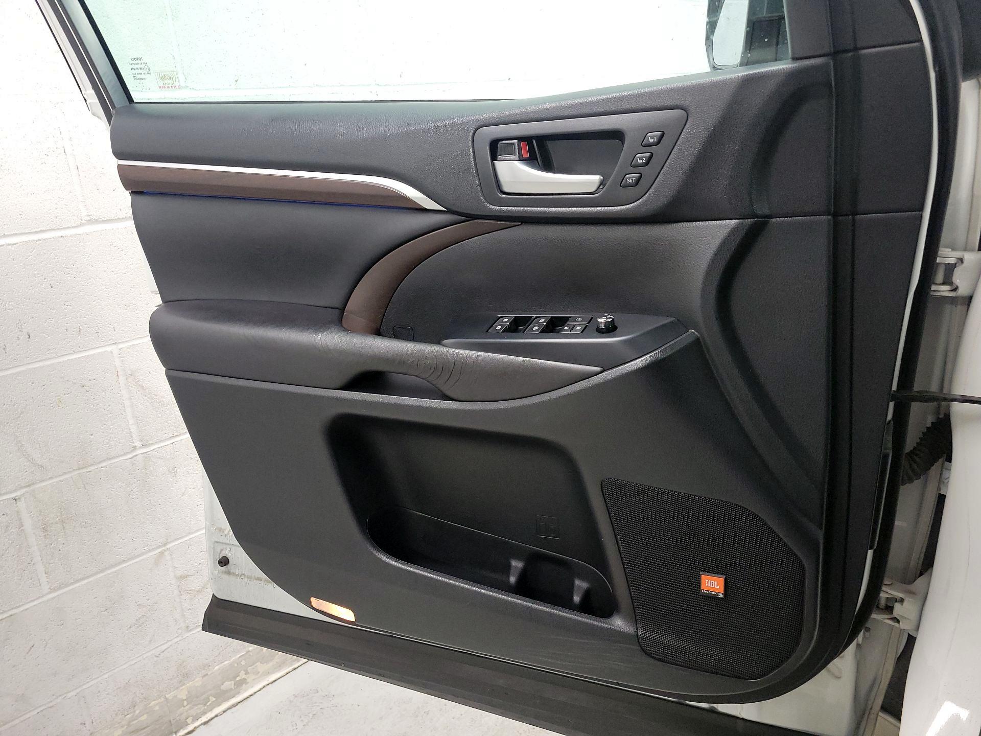Thumbnail: 2016 Toyota Highlander - 12