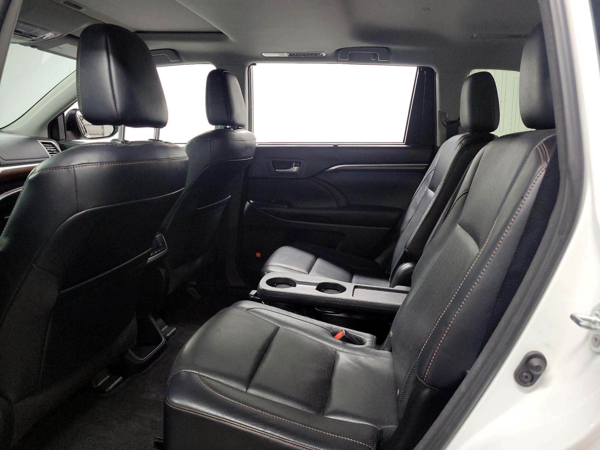 Thumbnail: 2016 Toyota Highlander - 17