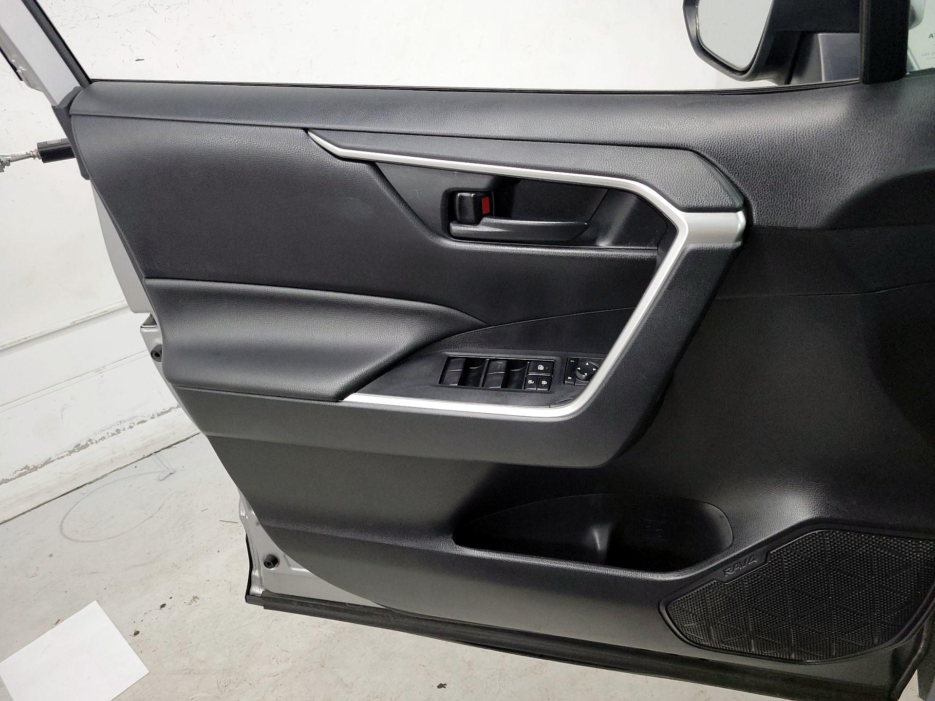 Thumbnail: 2019 Toyota RAV4 - 12
