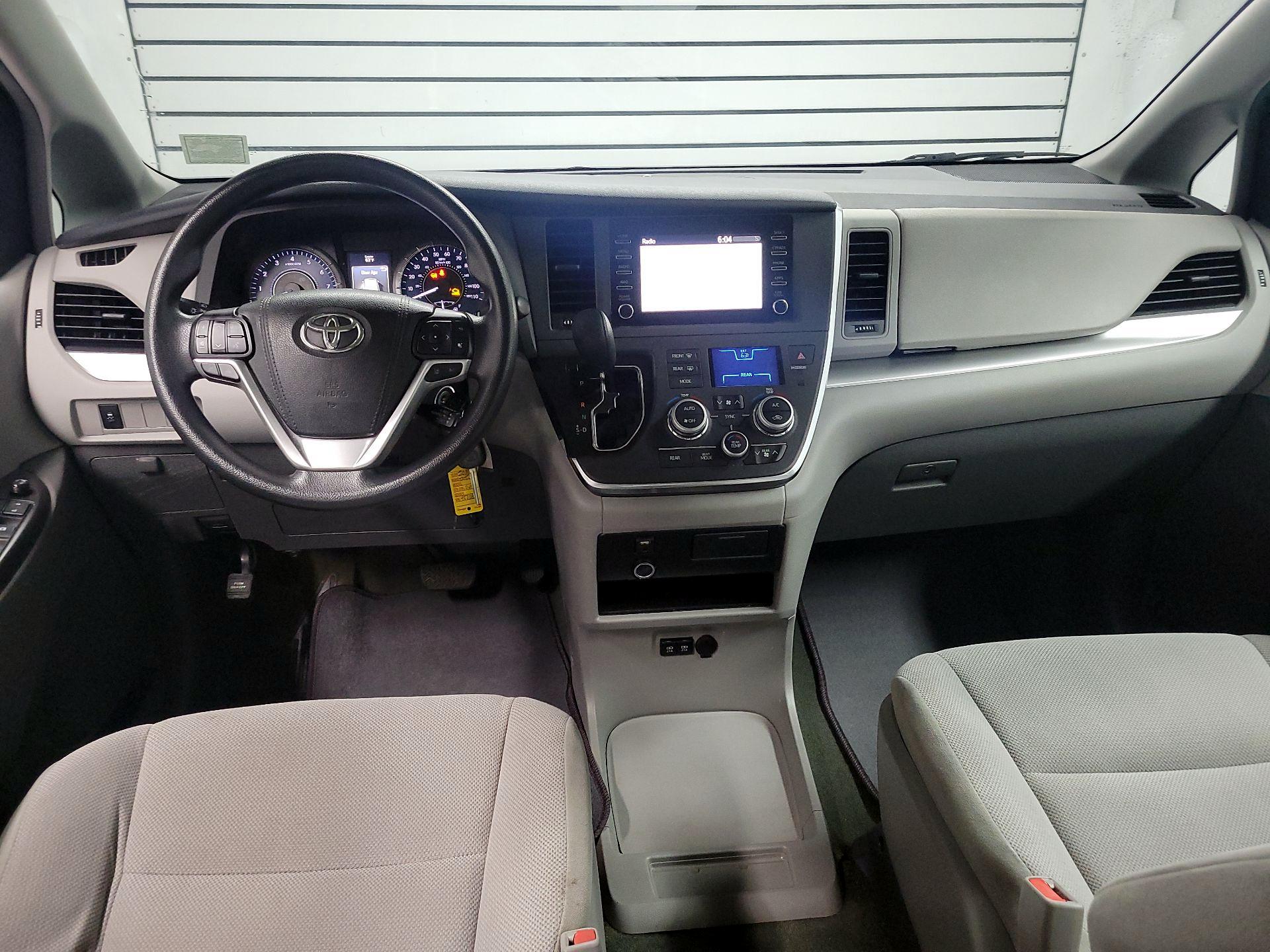 Thumbnail: 2018 Toyota Sienna - 9