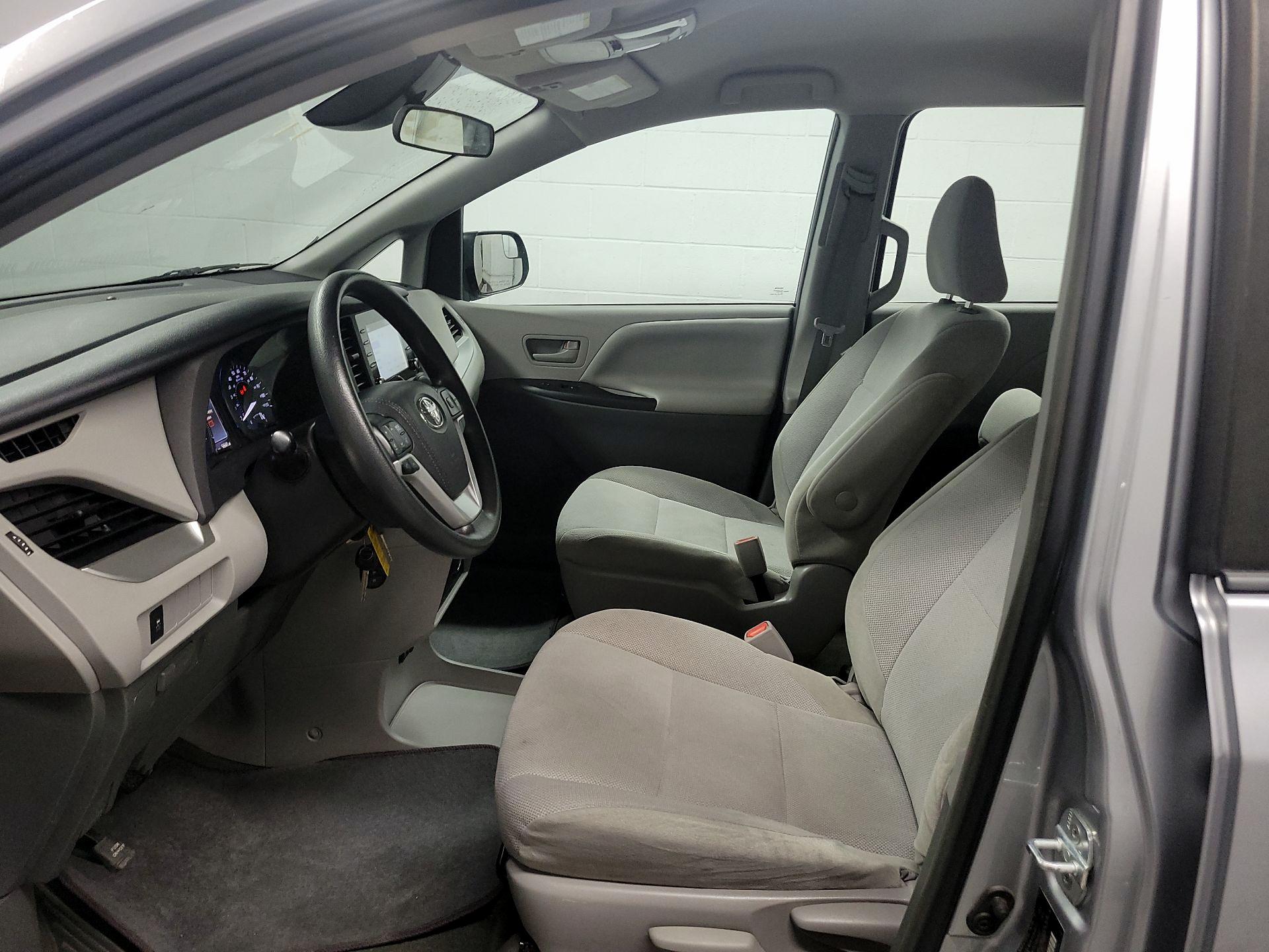 Thumbnail: 2018 Toyota Sienna - 11
